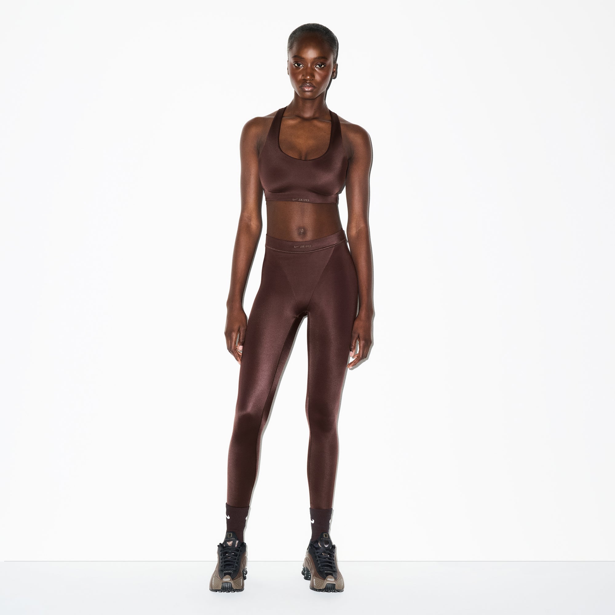 NikeSKIMS SHINE V-LINE 26" LEGGING | PHOENIX ON A MODEL SIDE VIEW @ | FOCUS: 0.0, 1.0, 0.9