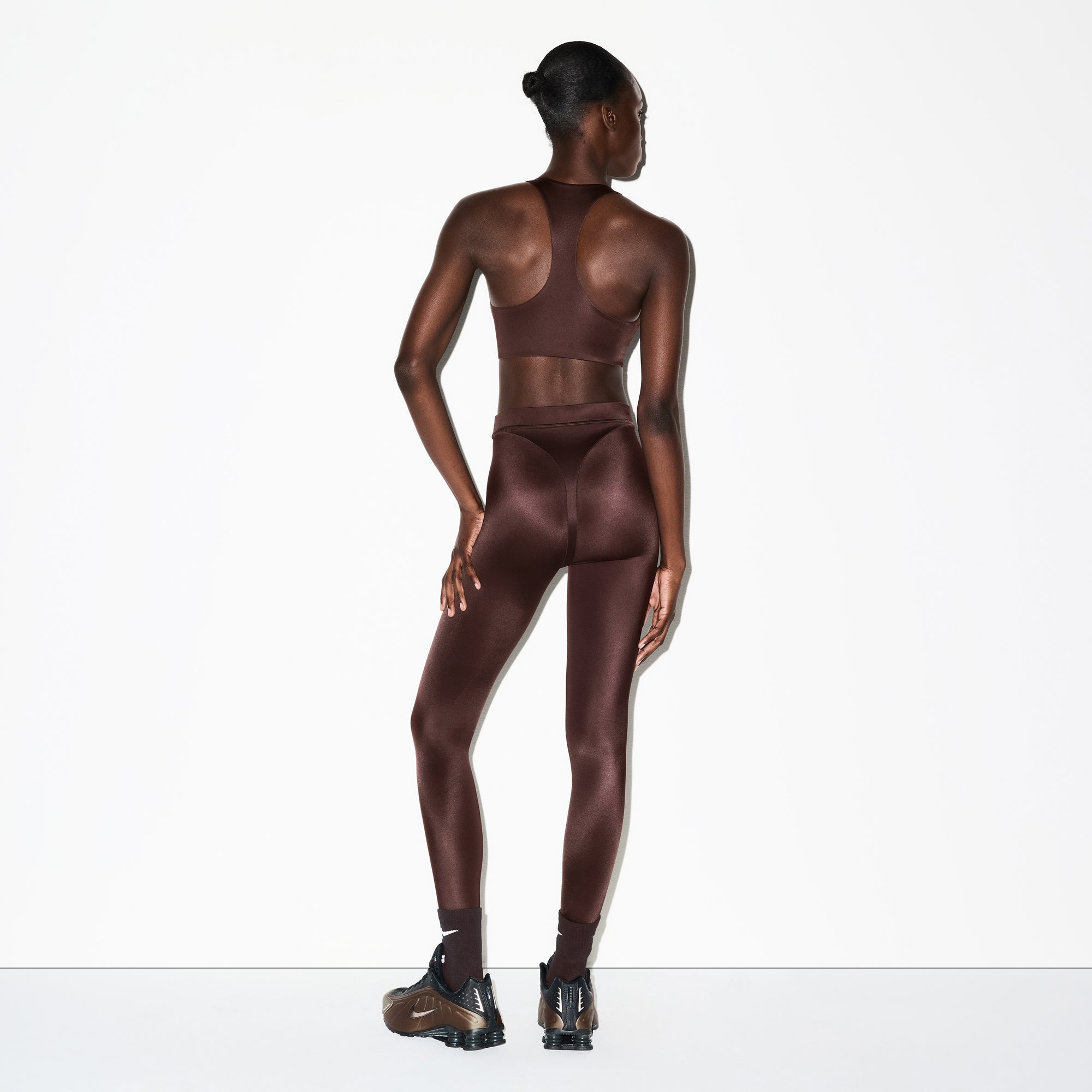 NikeSKIMS SHINE V-LINE 26" LEGGING | PHOENIX ON A MODEL SIDE VIEW @ | FOCUS: 0.0, 1.0, 0.9