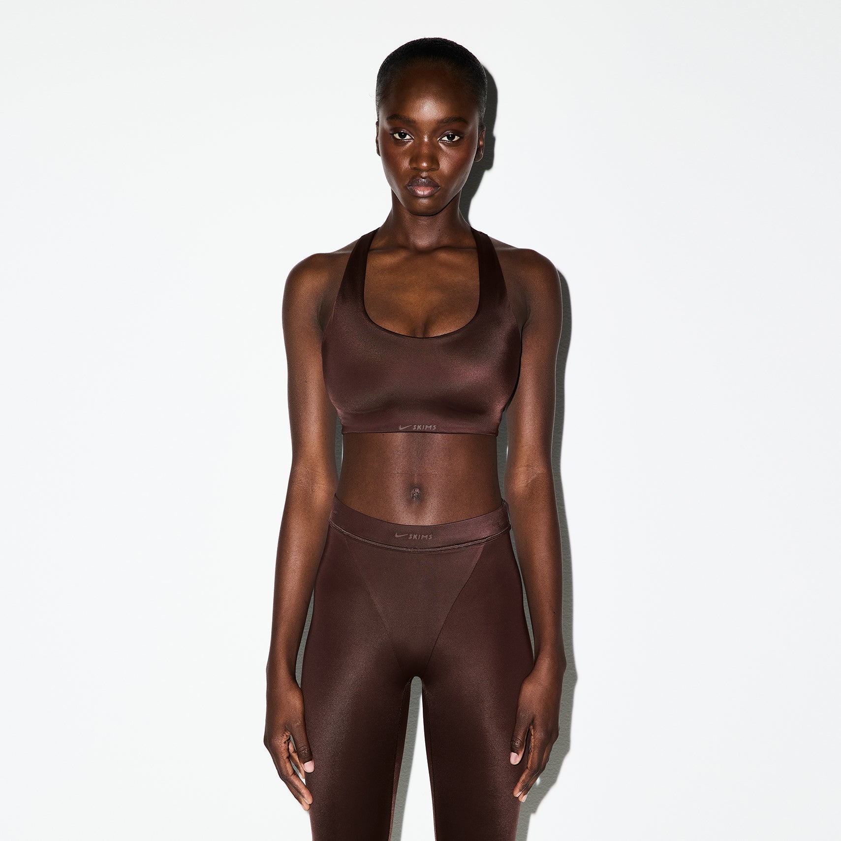 NikeSKIMS SHINE V-LINE 26" LEGGING | PHOENIX ON A MODEL SIDE VIEW @ | FOCUS: 0.0, 1.0, 0.9