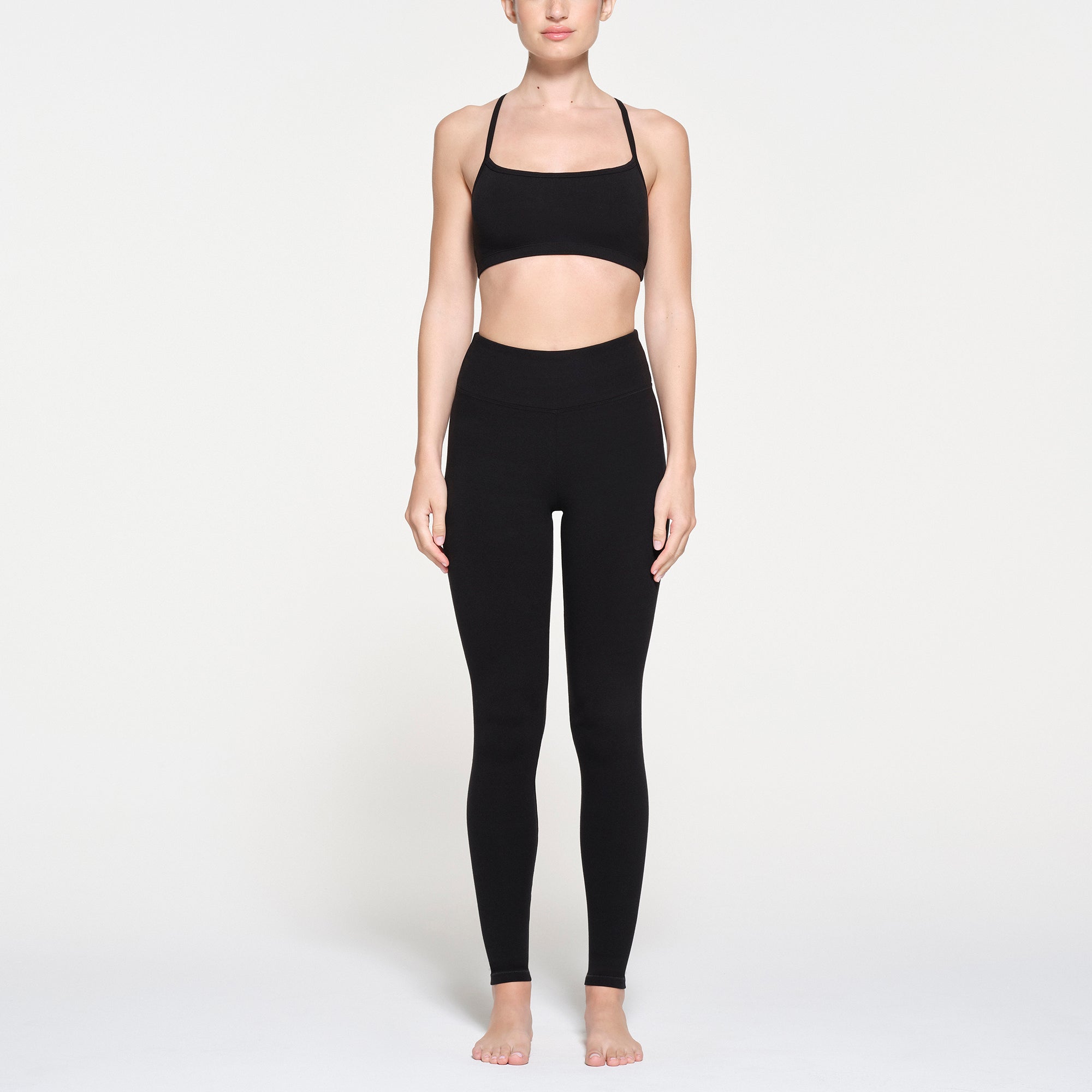 OUTDOOR HIGH-WAISTED LEGGING | ONYX ON A MODEL FRONT VIEW