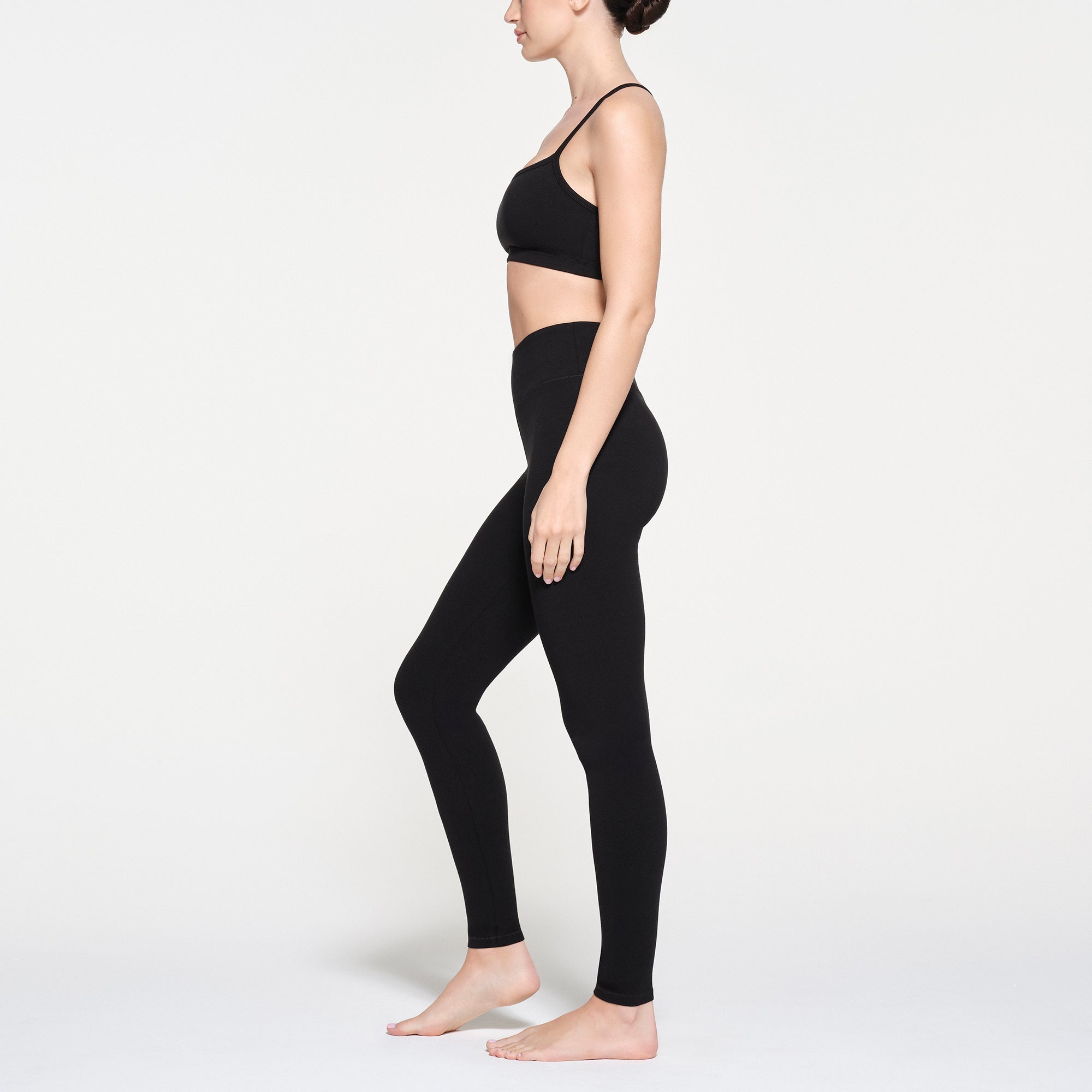 OUTDOOR HIGH-WAISTED LEGGING | ONYX ON A MODEL SIDE VIEW