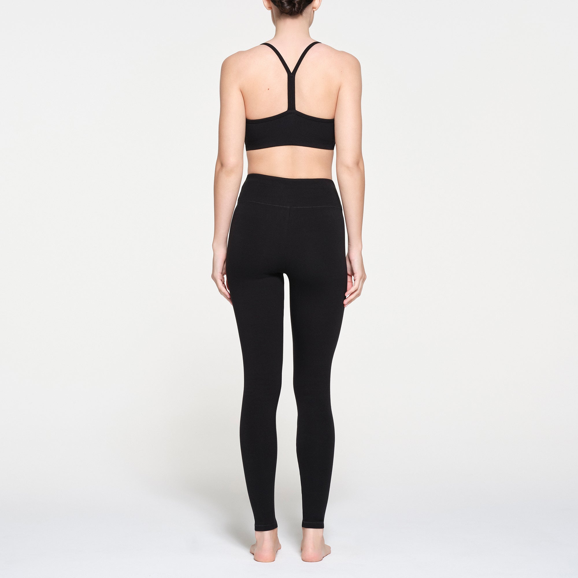 OUTDOOR HIGH-WAISTED LEGGING | ONYX ON A MODEL BACK VIEW
