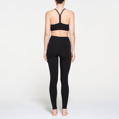 OUTDOOR HIGH-WAISTED LEGGING | ONYX ON A MODEL BACK VIEW