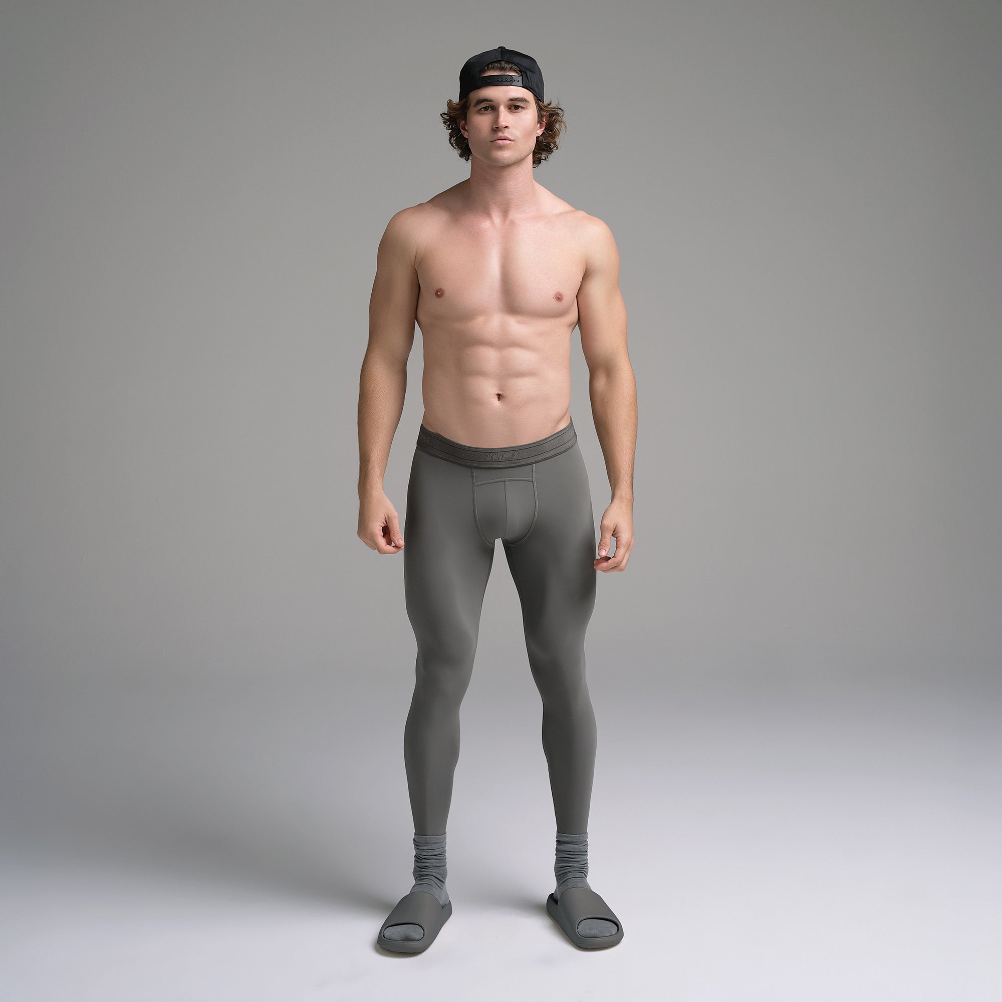 SKIMS SPORT MENS LEGGING | GUNMETAL ON A MODEL FRONT VIEW | FOCUS: 0.0, 1.0, 0.9