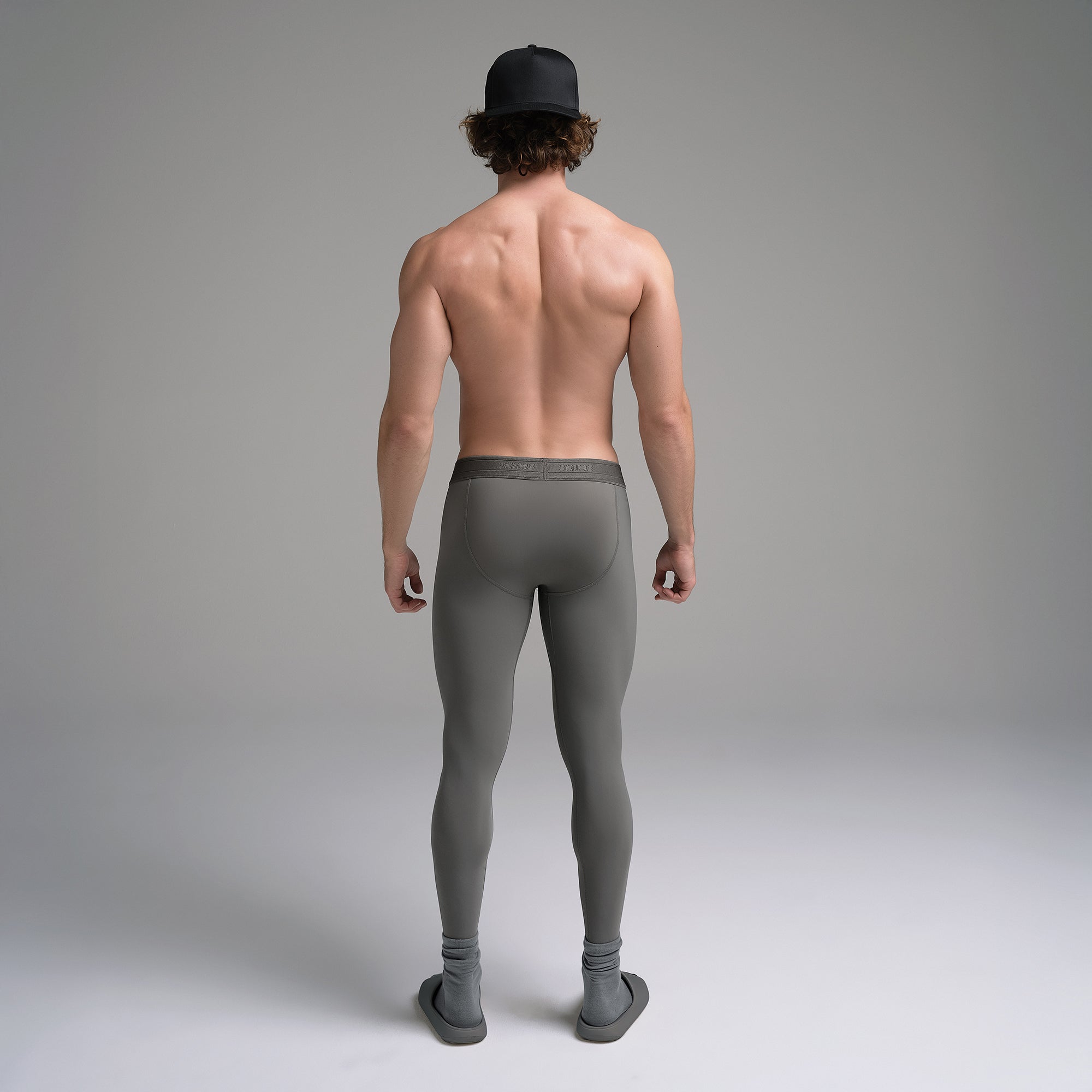 SKIMS SPORT MENS LEGGING | GUNMETAL ON A MODEL SIDE VIEW | FOCUS: 0.0, 1.0, 0.9
