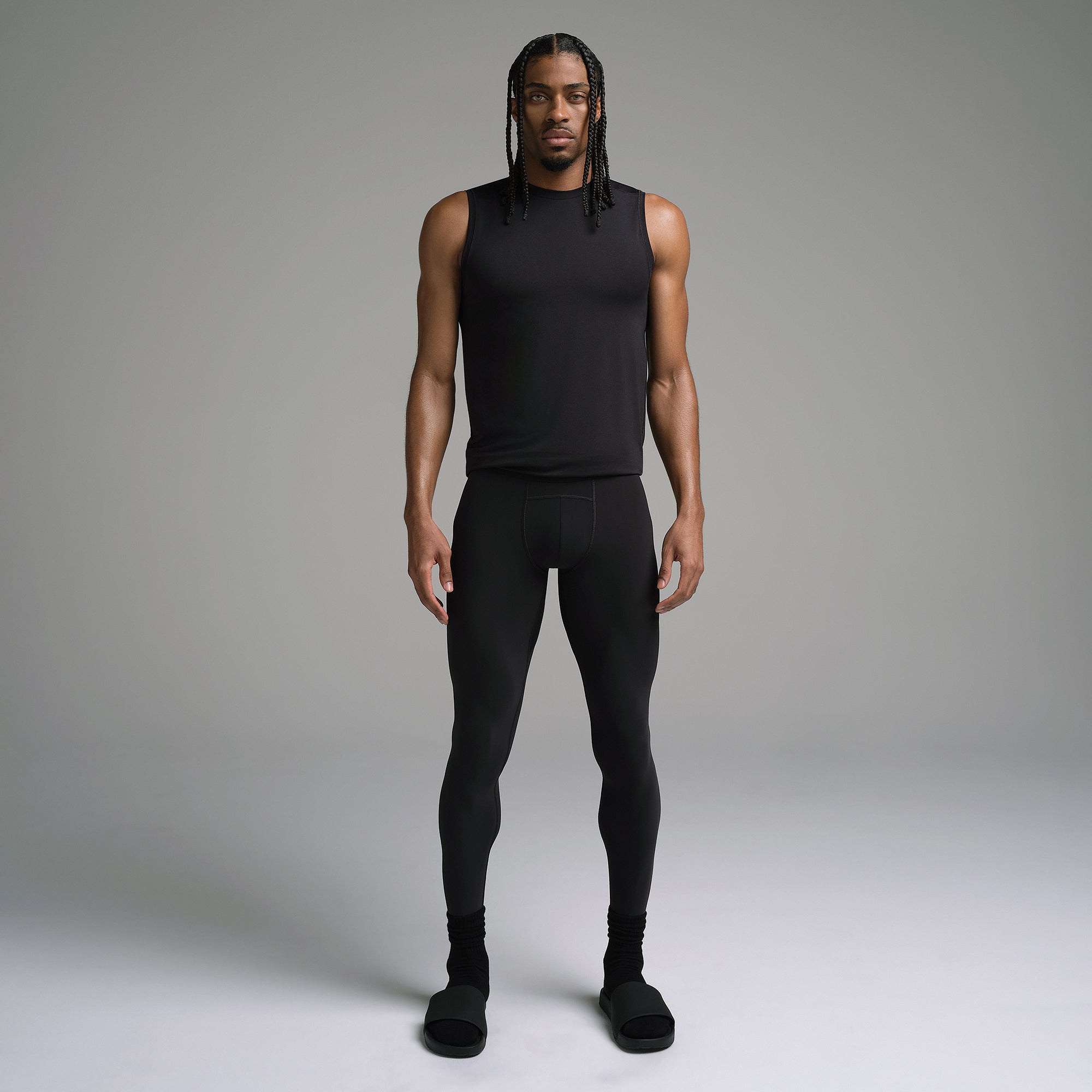 SKIMS SPORT MENS LEGGING | OBSIDIAN ON A MODEL FRONT VIEW | FOCUS: 0.0, 1.0, 0.9