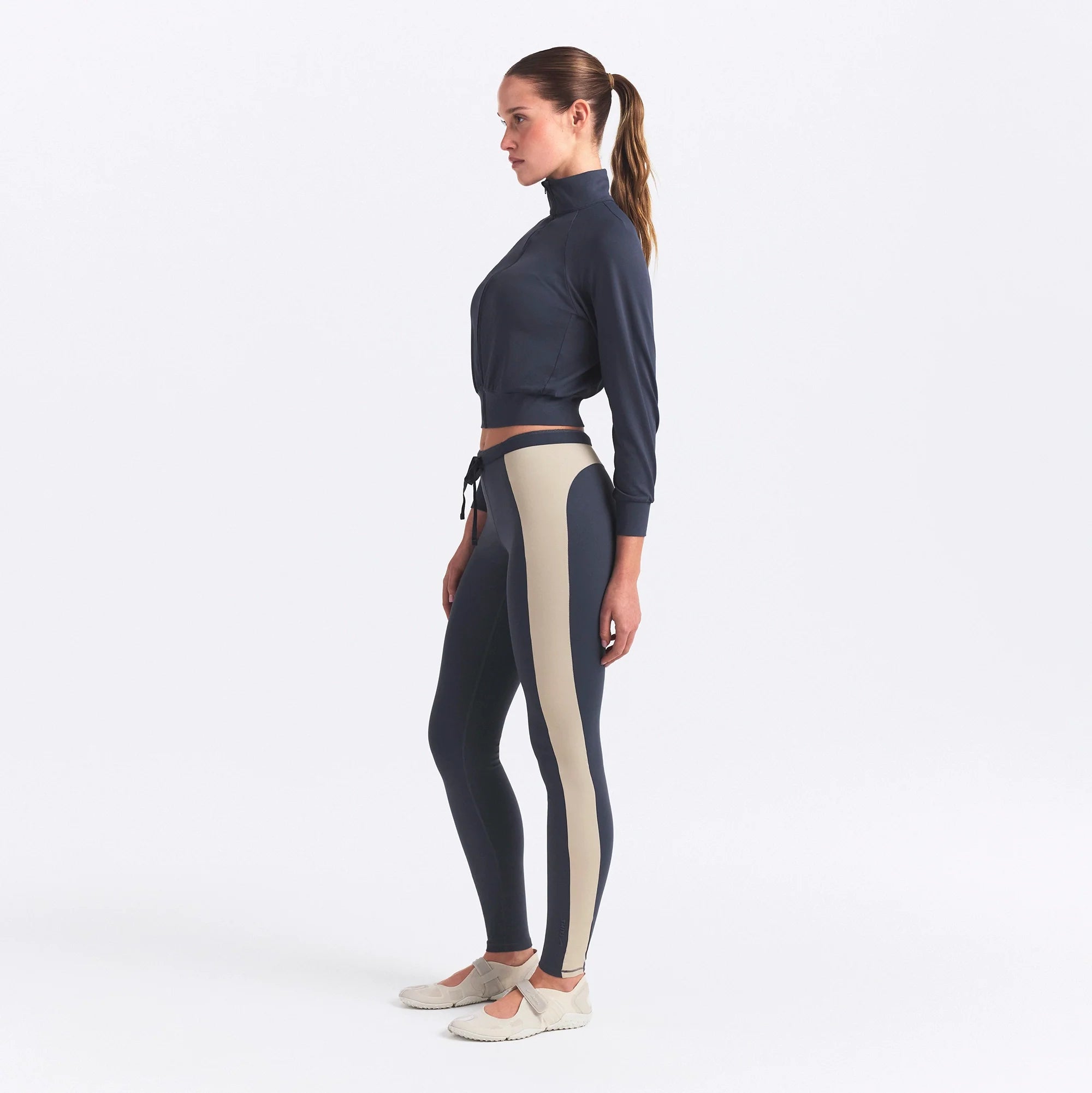 NikeSKIMS MATTE AND SHINE 26" LEGGING | DEEP ROYAL/STONE ON A MODEL SIDE VIEW @ | FOCUS: 0.0, 1.0, 0.9