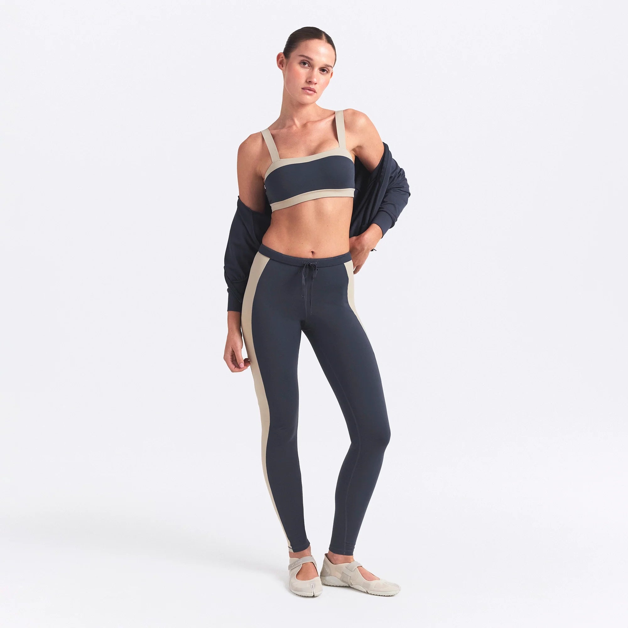 NikeSKIMS MATTE AND SHINE 26" LEGGING | DEEP ROYAL/STONE ON A MODEL FRONT VIEW @ | FOCUS: 0.0, 1.0, 0.9