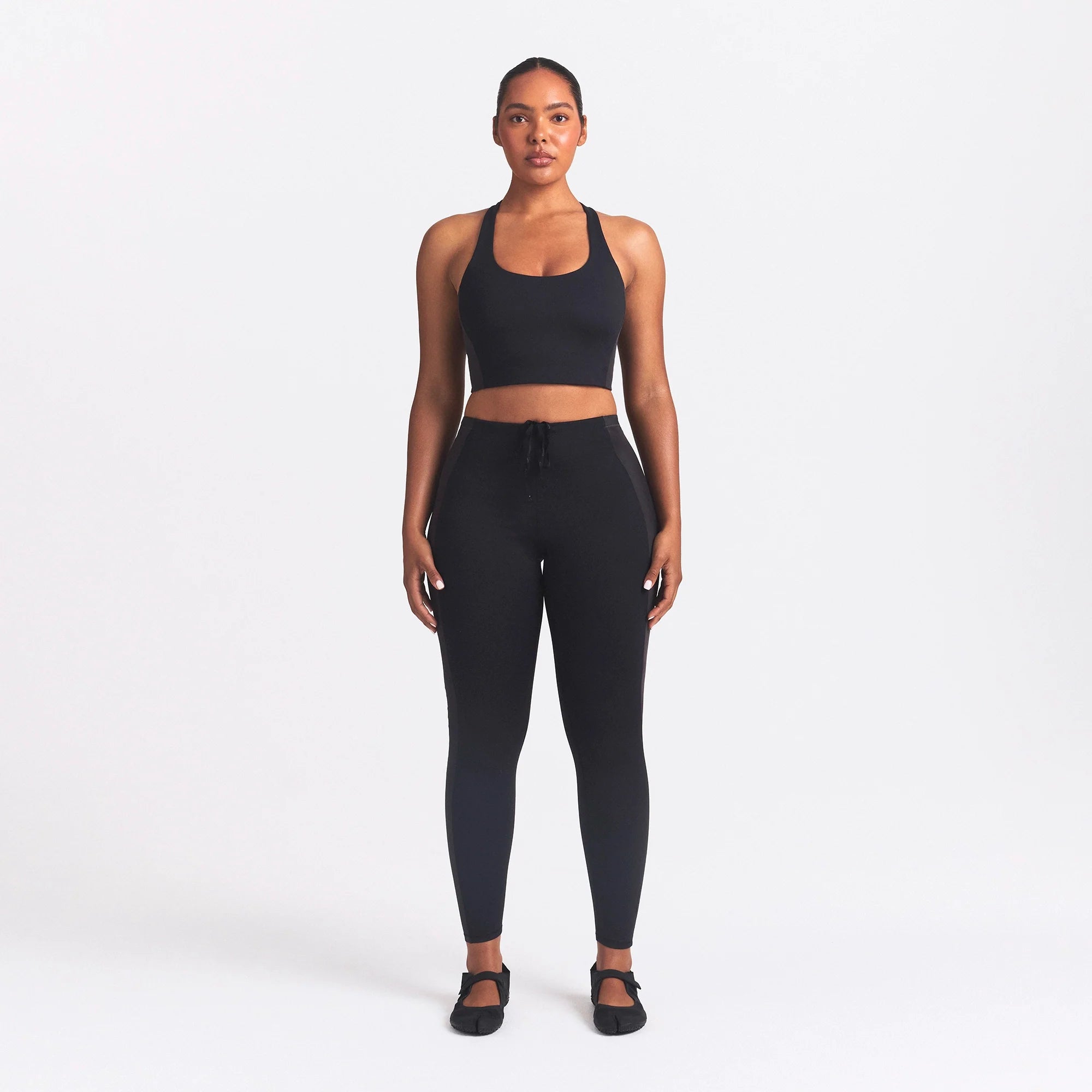 NikeSKIMS MATTE AND SHINE 26" LEGGING | OBSIDIAN/IGNEOUS ON A MODEL FRONT VIEW @ | FOCUS: 0.0, 1.0, 0.9