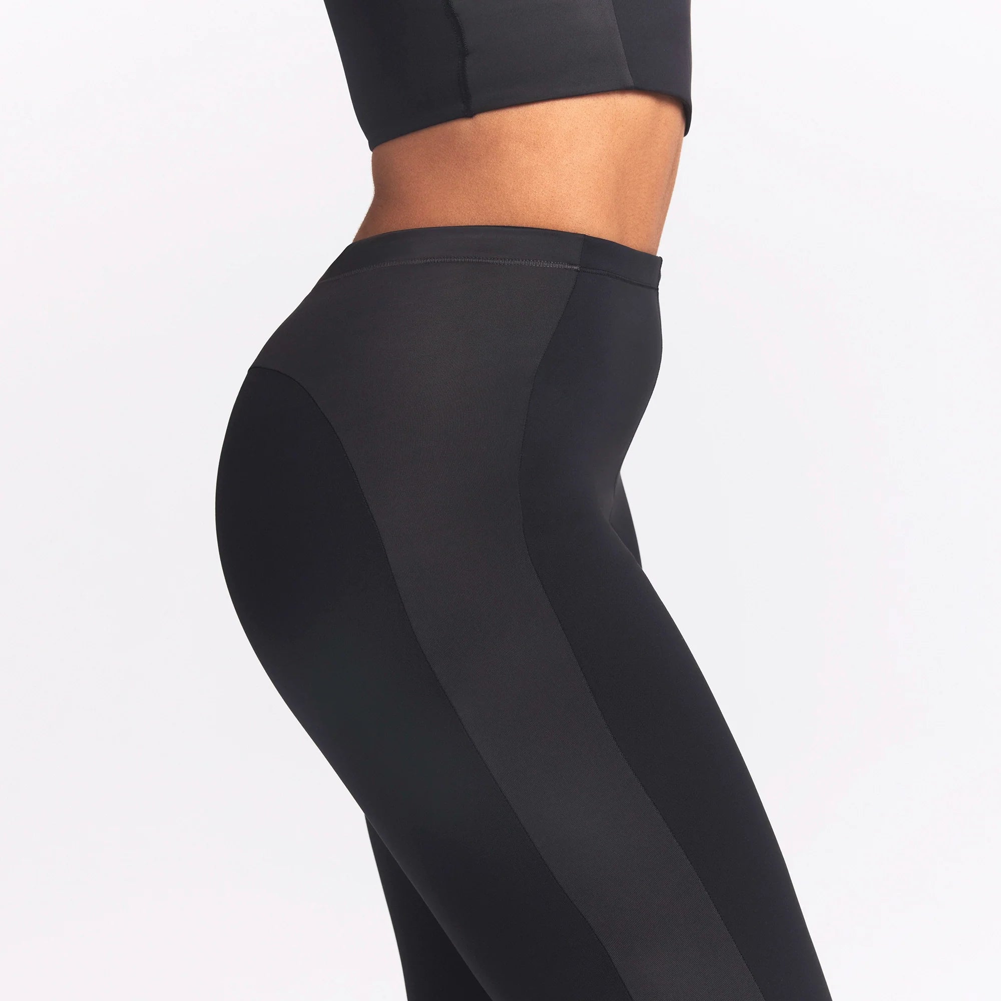NikeSKIMS MATTE AND SHINE 26" LEGGING | OBSIDIAN/IGNEOUS ON A MODEL SIDE VIEW @ | FOCUS: 0.0, 1.0, 0.9