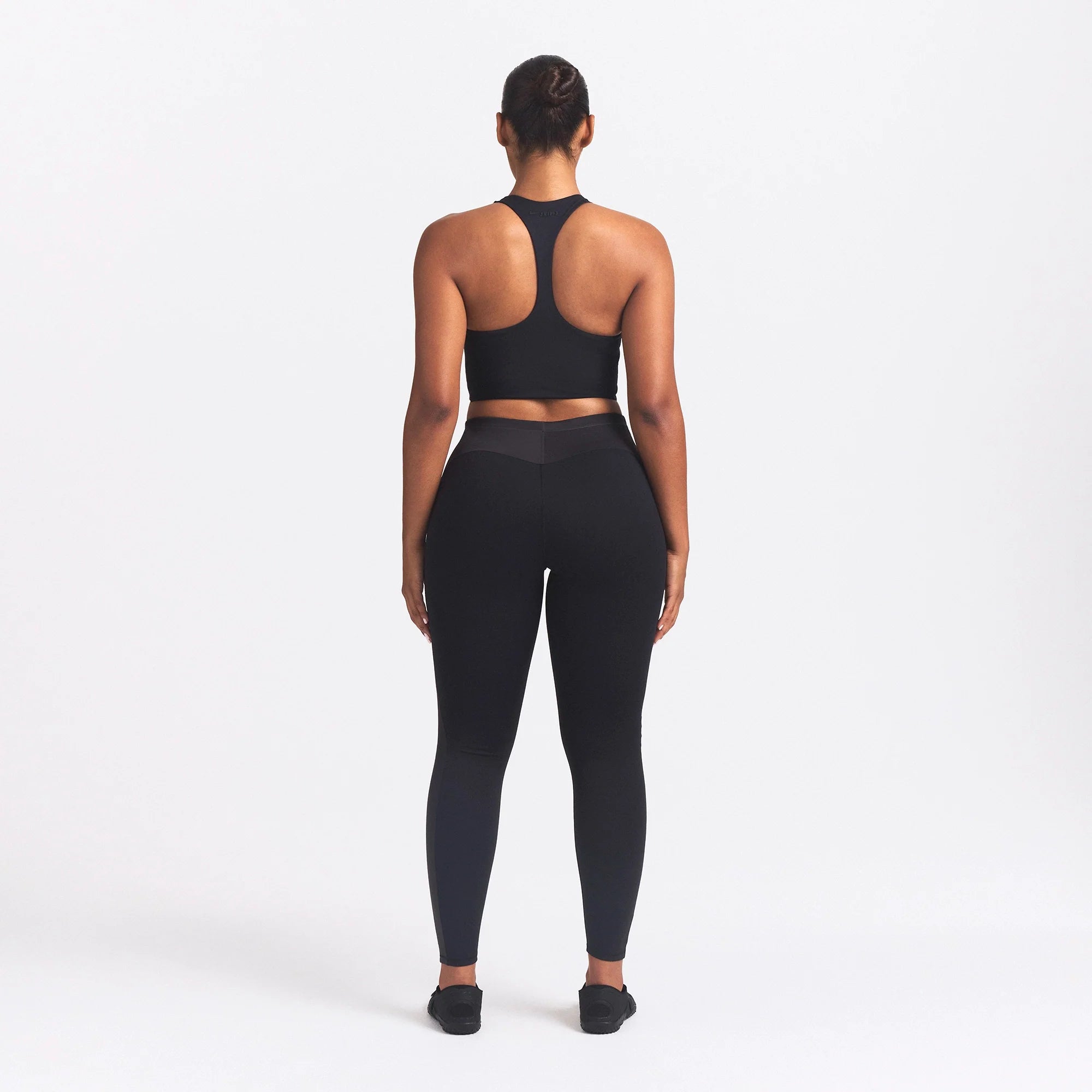 NikeSKIMS MATTE AND SHINE 26" LEGGING | OBSIDIAN/IGNEOUS ON A MODEL SIDE VIEW @ | FOCUS: 0.0, 1.0, 0.9