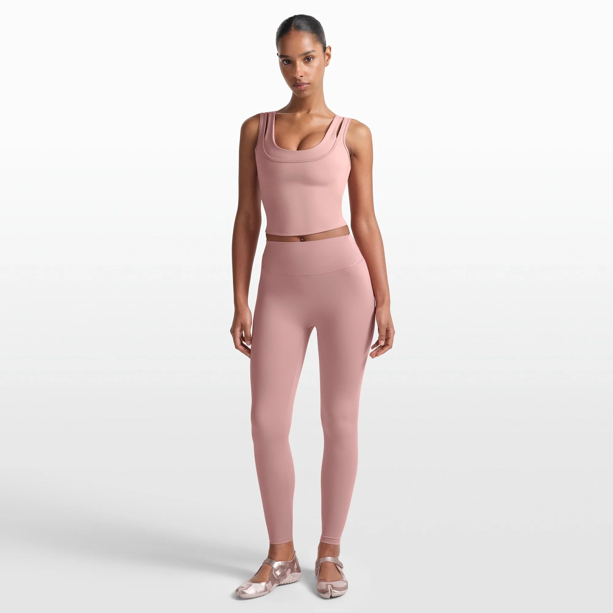 NikeSKIMS MATTE 26" LEGGING | HIMALAYAN ON A MODEL FRONT VIEW @ | FOCUS: 0.0, 1.0, 0.9