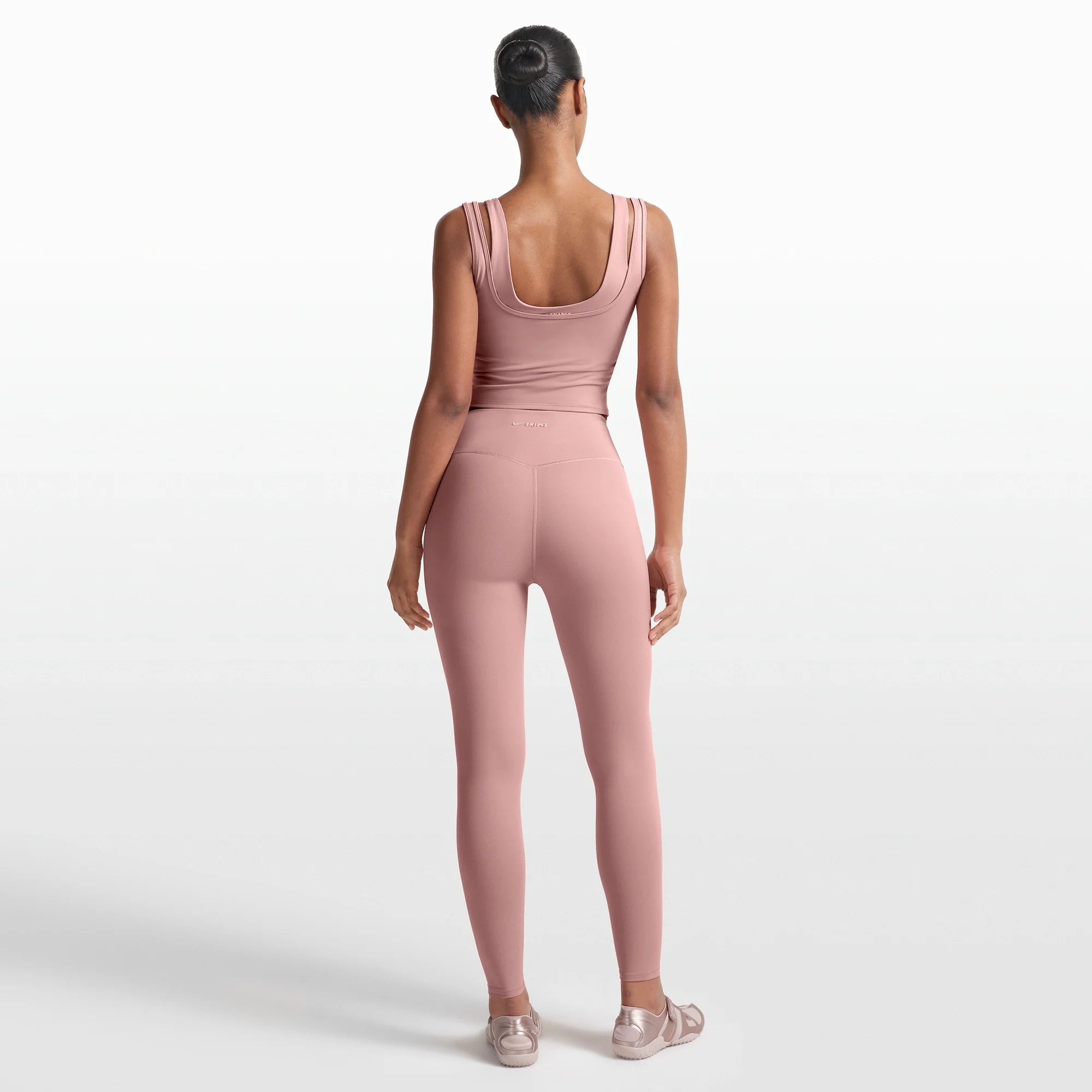 NikeSKIMS MATTE 26" LEGGING | HIMALAYAN ON A MODEL FRONT VIEW @ | FOCUS: 0.0, 1.0, 0.9