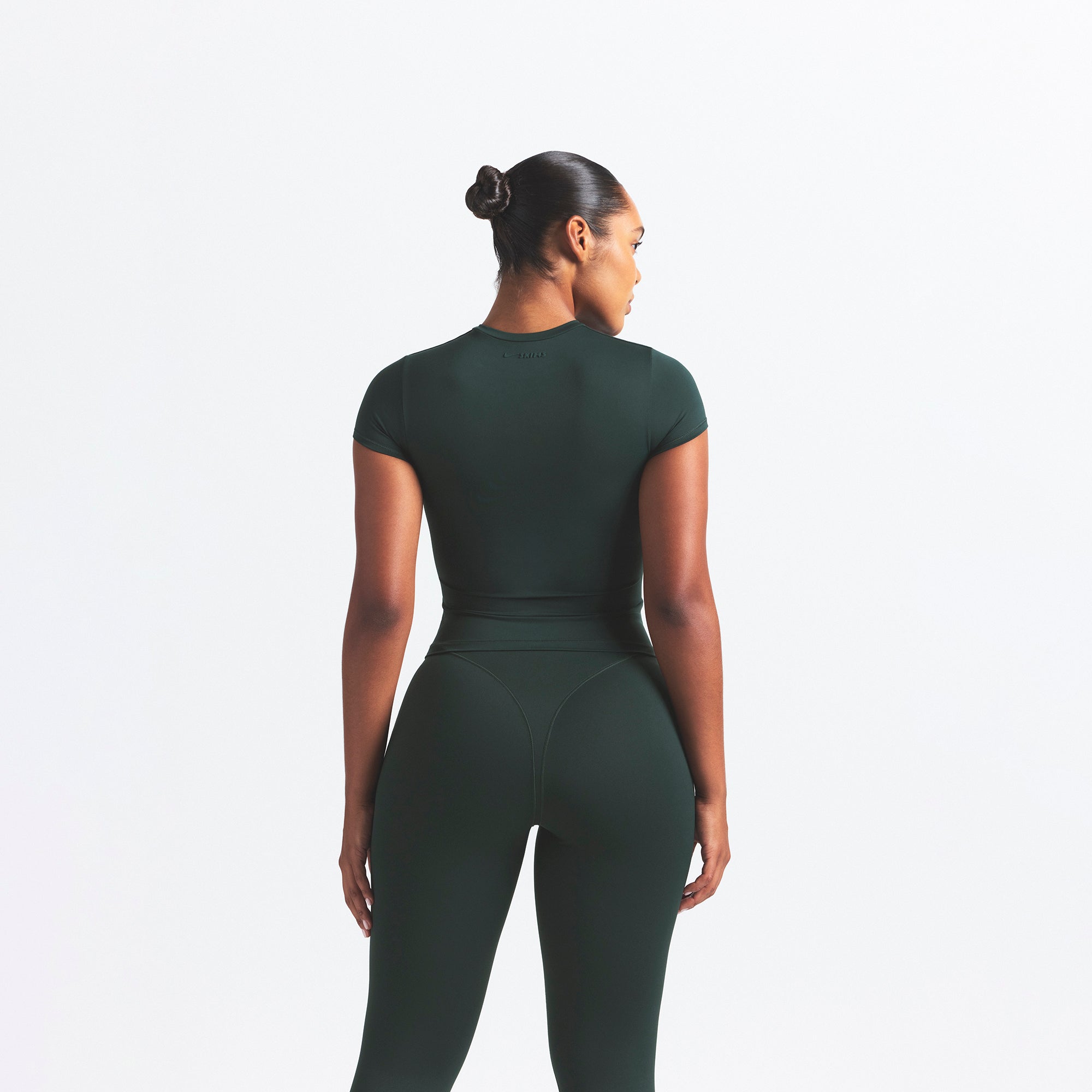 NikeSKIMS MATTE V-LINE 26" LEGGING | DARK TEAL ON A MODEL SIDE VIEW @ | FOCUS: 0.0, 1.0, 0.9
