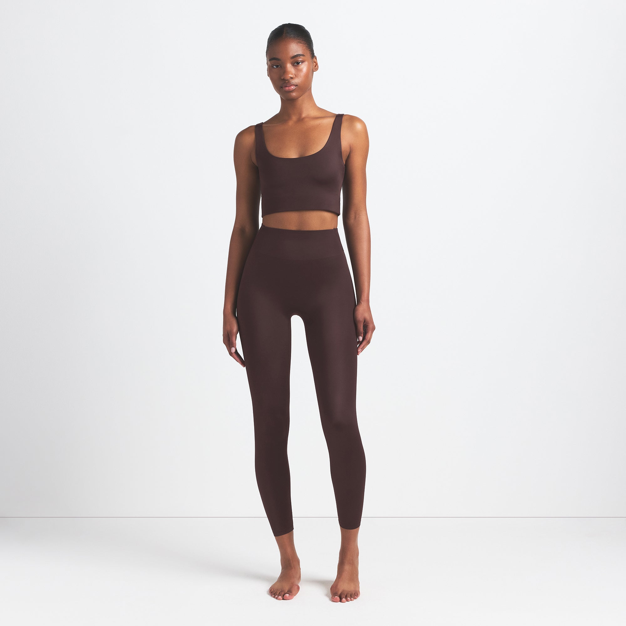 NikeSKIMS SHINE BONDED WAIST 26" LEGGING | PHOENIX ON A MODEL FRONT VIEW @ | FOCUS: 0.9, 0.1, 0.7