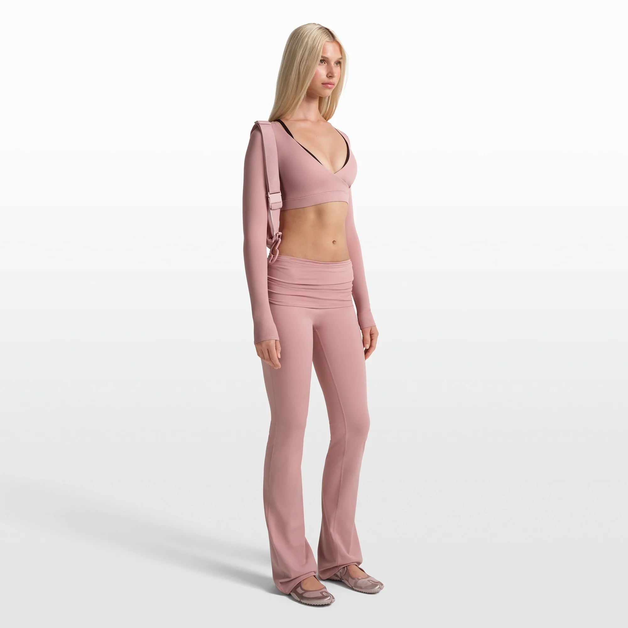 NikeSKIMS MATTE FOLDOVER SLIM FLARE LEGGING | HIMALAYAN ON A MODEL FRONT VIEW @ | FOCUS: 0.0, 1.0, 0.9