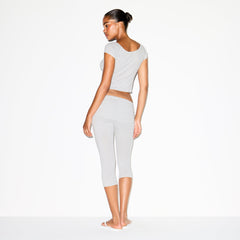 COTTON JERSEY FOLDOVER CAPRI | LIGHT HEATHER GREY ON A MODEL BACK VIEW @ | FOCUS: 0.0, 1.0, 0.9