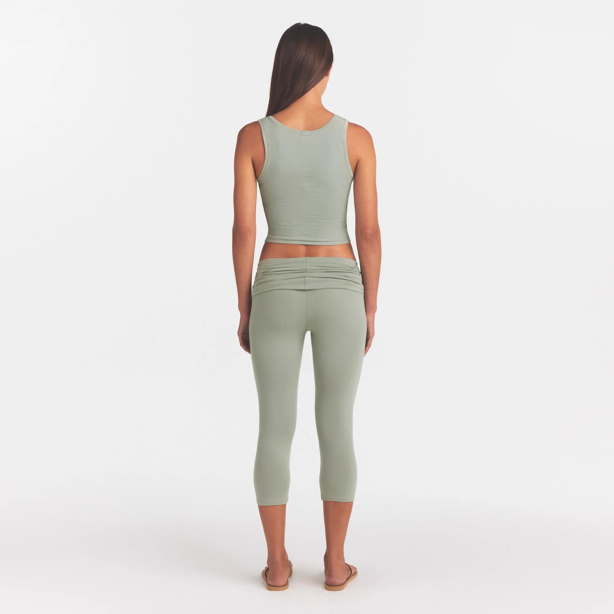 COTTON JERSEY FOLDOVER CAPRI | MINERAL ON A MODEL FRONT VIEW @ | FOCUS: 0.0, 1.0, 0.9
