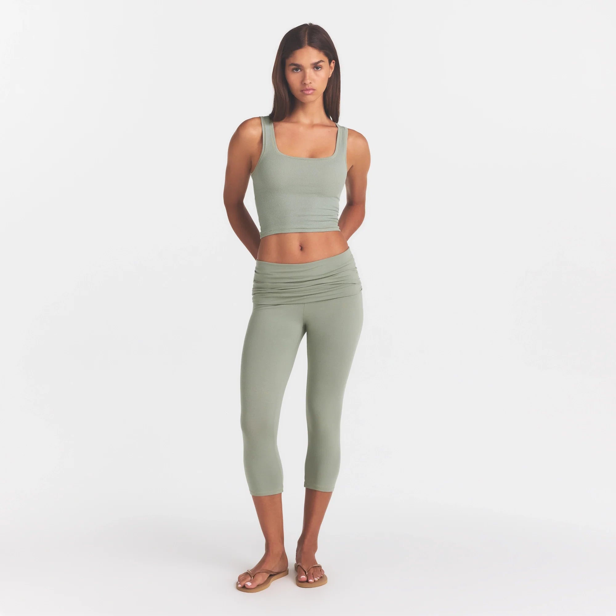 COTTON JERSEY FOLDOVER CAPRI | MINERAL ON A MODEL FRONT VIEW @ | FOCUS: 0.0, 1.0, 0.9