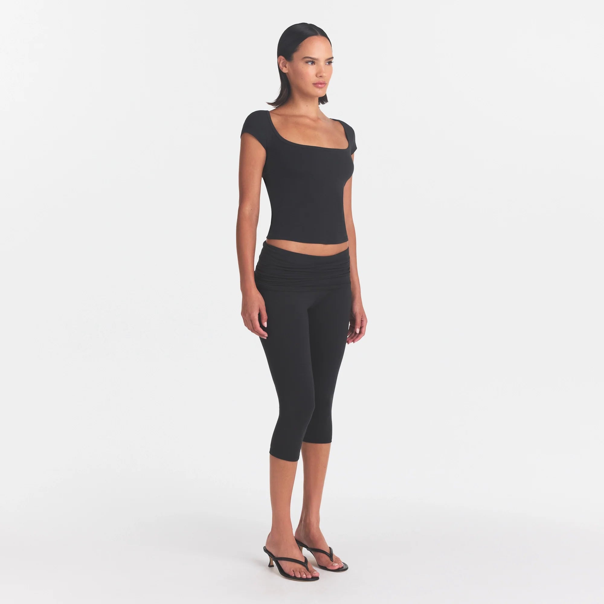 COTTON JERSEY FOLDOVER CAPRI | SOOT ON A MODEL FRONT VIEW @ | FOCUS: 0.0, 1.0, 0.9