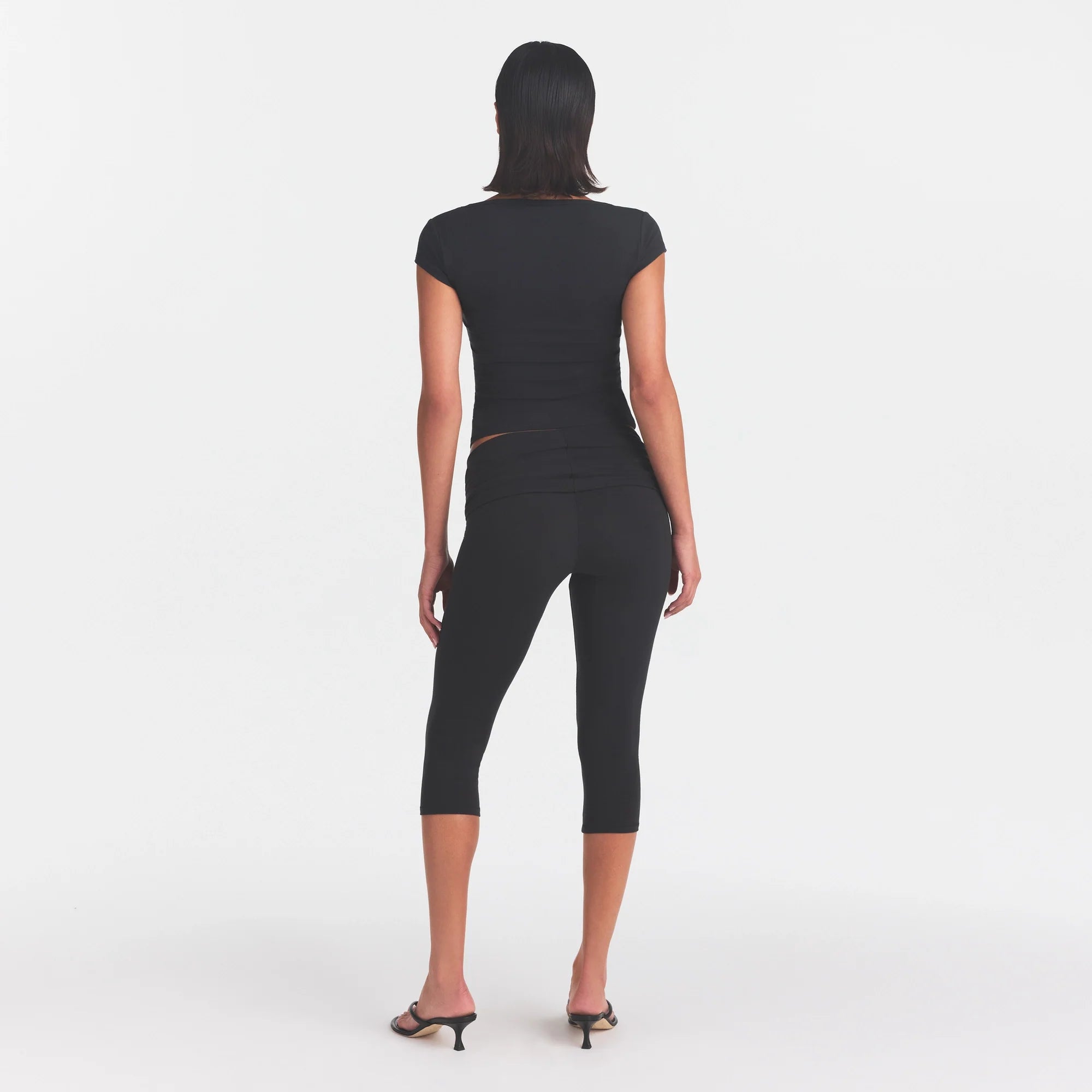 COTTON JERSEY FOLDOVER CAPRI | SOOT ON A MODEL FRONT VIEW @ | FOCUS: 0.0, 1.0, 0.9