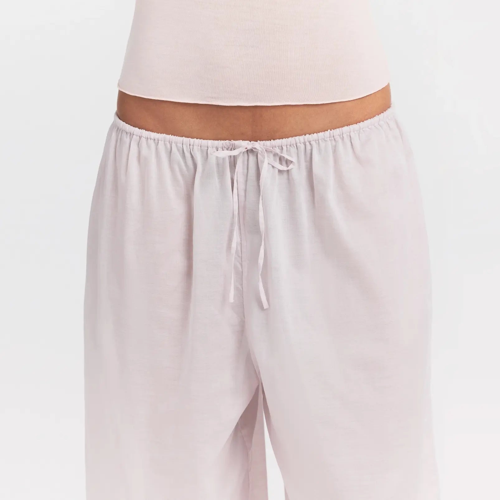 VOILE SLEEP BALLOON PANT | LIGHT LILAC ON A MODEL SIDE VIEW @ | FOCUS: 0.0, 1.0, 0.9