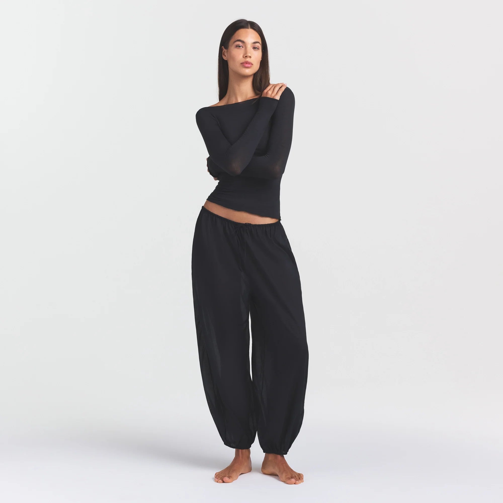 VOILE SLEEP BALLOON PANT | ONYX ON A MODEL FRONT VIEW @ | FOCUS: 0.0, 1.0, 0.9