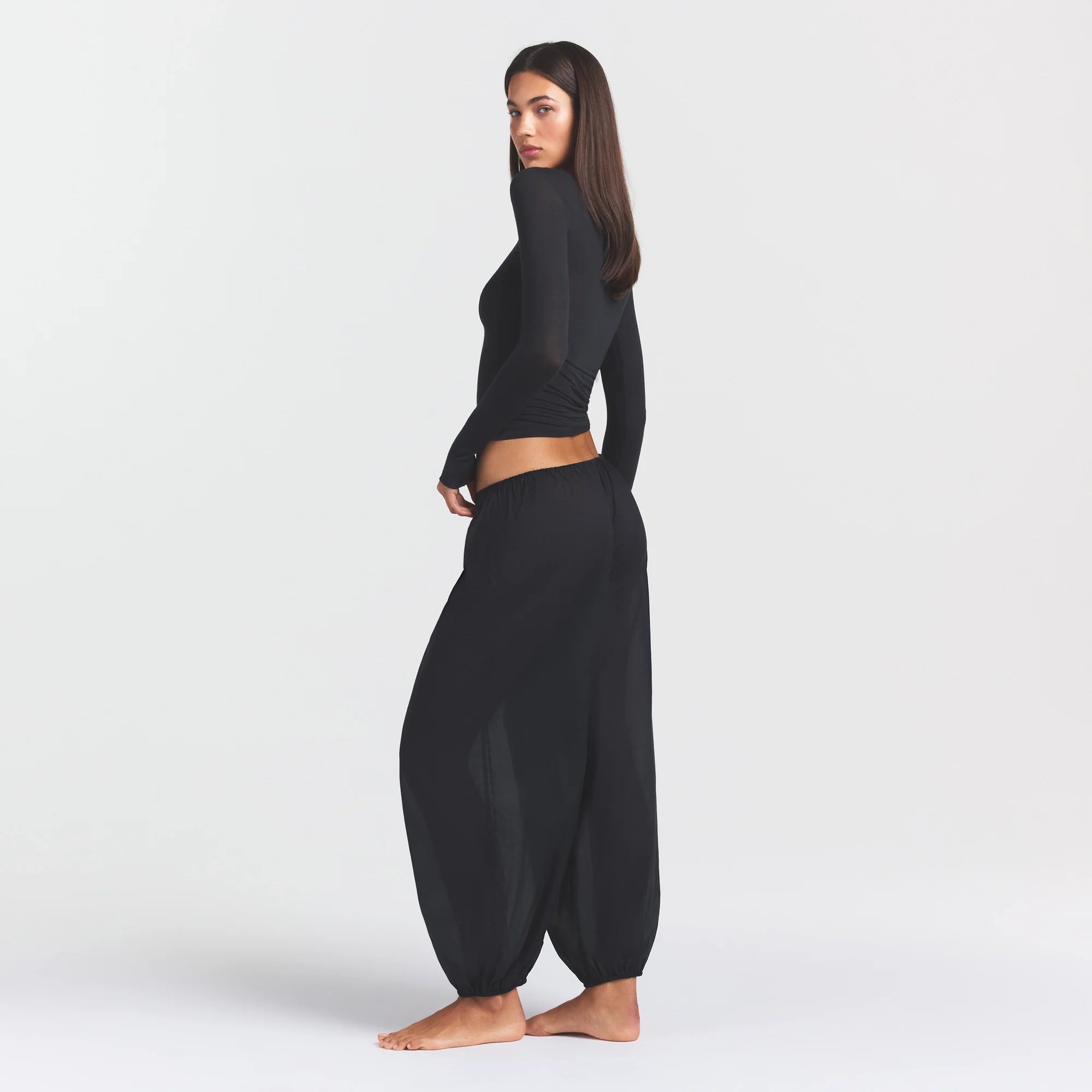 VOILE SLEEP BALLOON PANT | ONYX ON A MODEL FRONT VIEW @ | FOCUS: 0.0, 1.0, 0.9