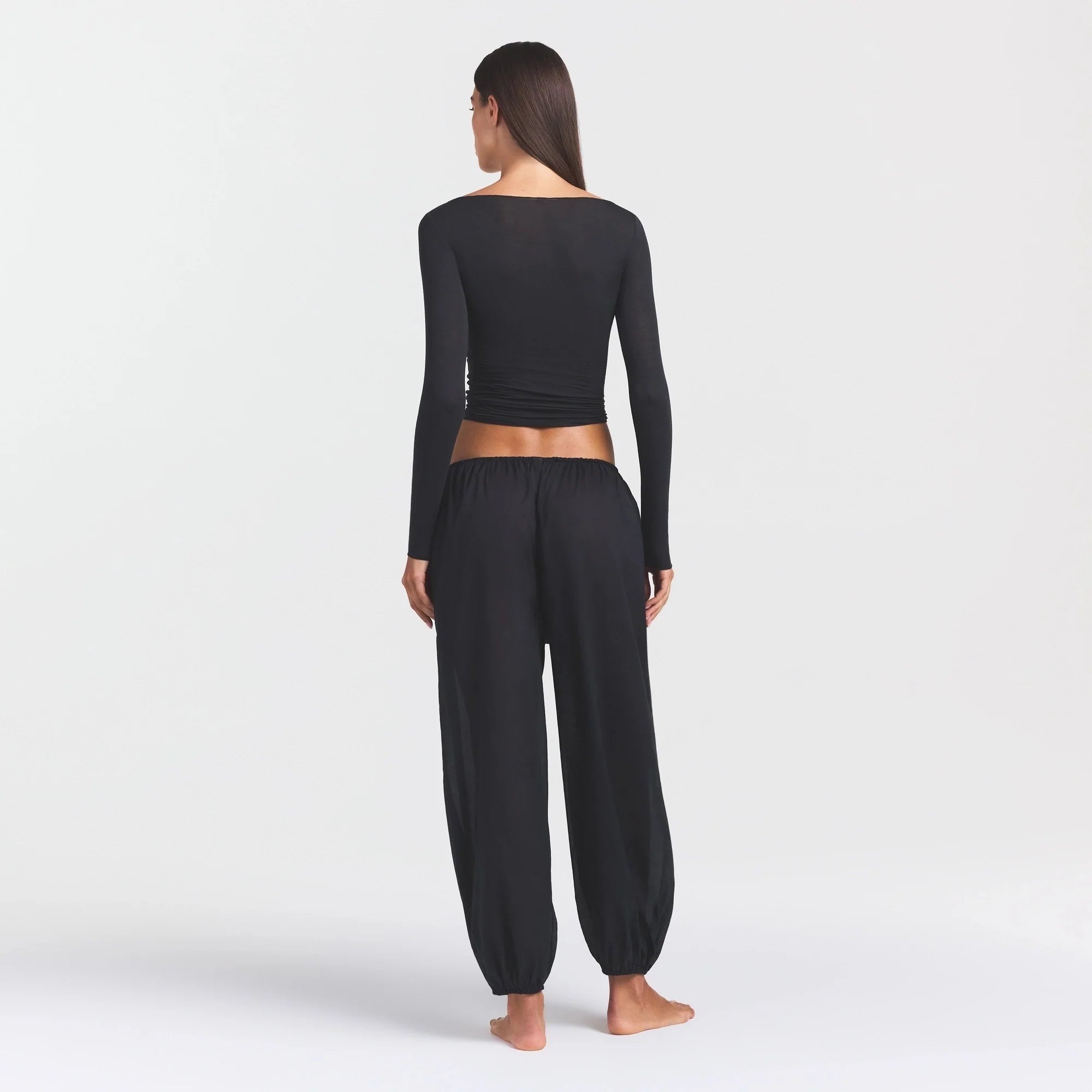 VOILE SLEEP BALLOON PANT | ONYX ON A MODEL FRONT VIEW @ | FOCUS: 0.0, 1.0, 0.9
