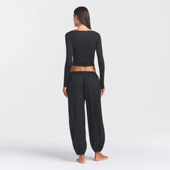 VOILE SLEEP BALLOON PANT | ONYX ON A MODEL FRONT VIEW @ | FOCUS: 0.0, 1.0, 0.9