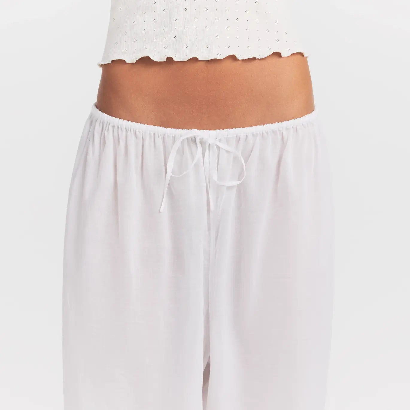 VOILE SLEEP BALLOON PANT | SNOW ON A MODEL SIDE VIEW @ | FOCUS: 0.0, 1.0, 0.9