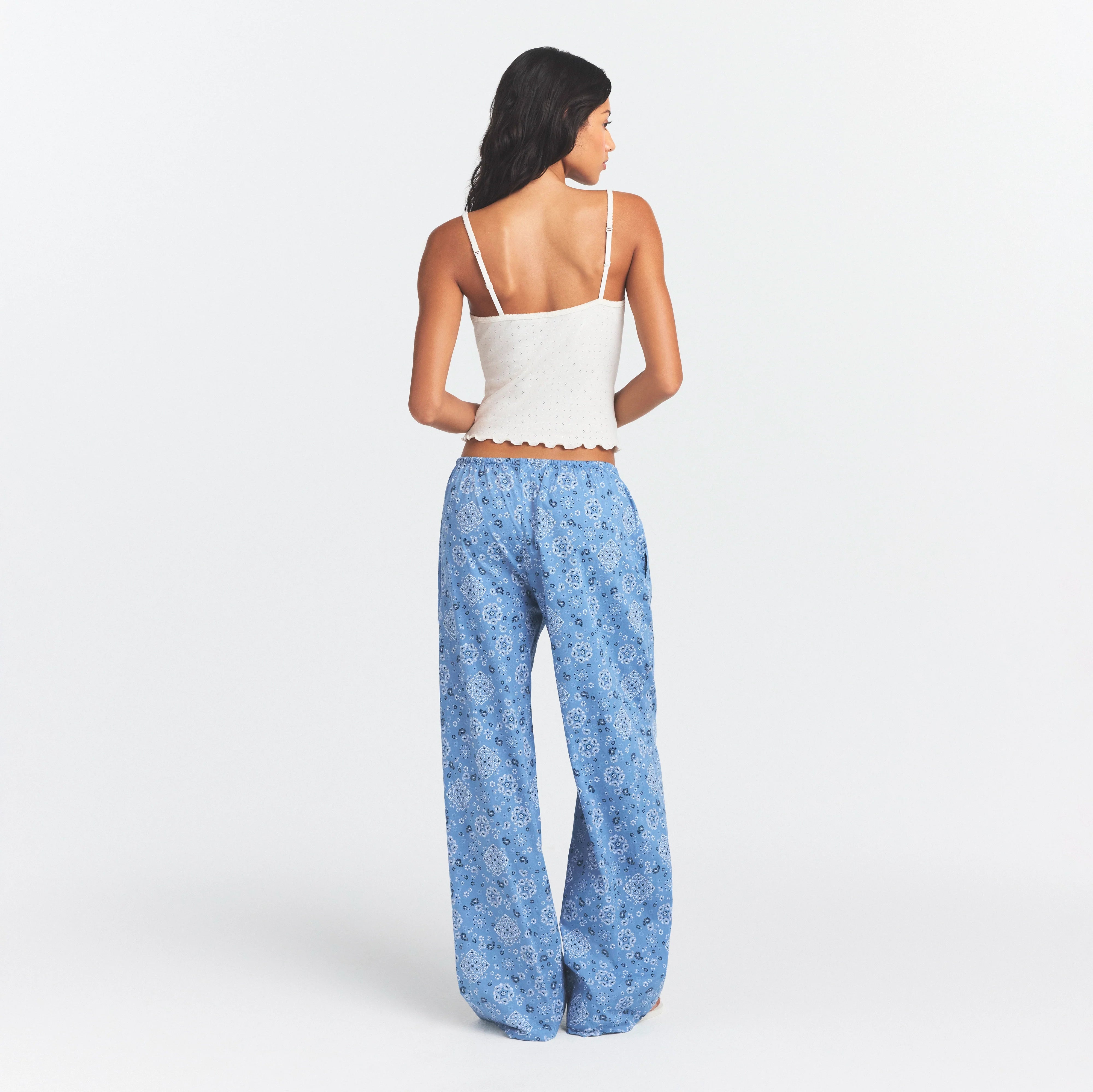 COTTON POPLIN SLEEP STRAIGHT LEG PANT | ARCTIC BANDANA ON A MODEL SIDE VIEW @ | FOCUS: 0.0, 1.0, 0.9