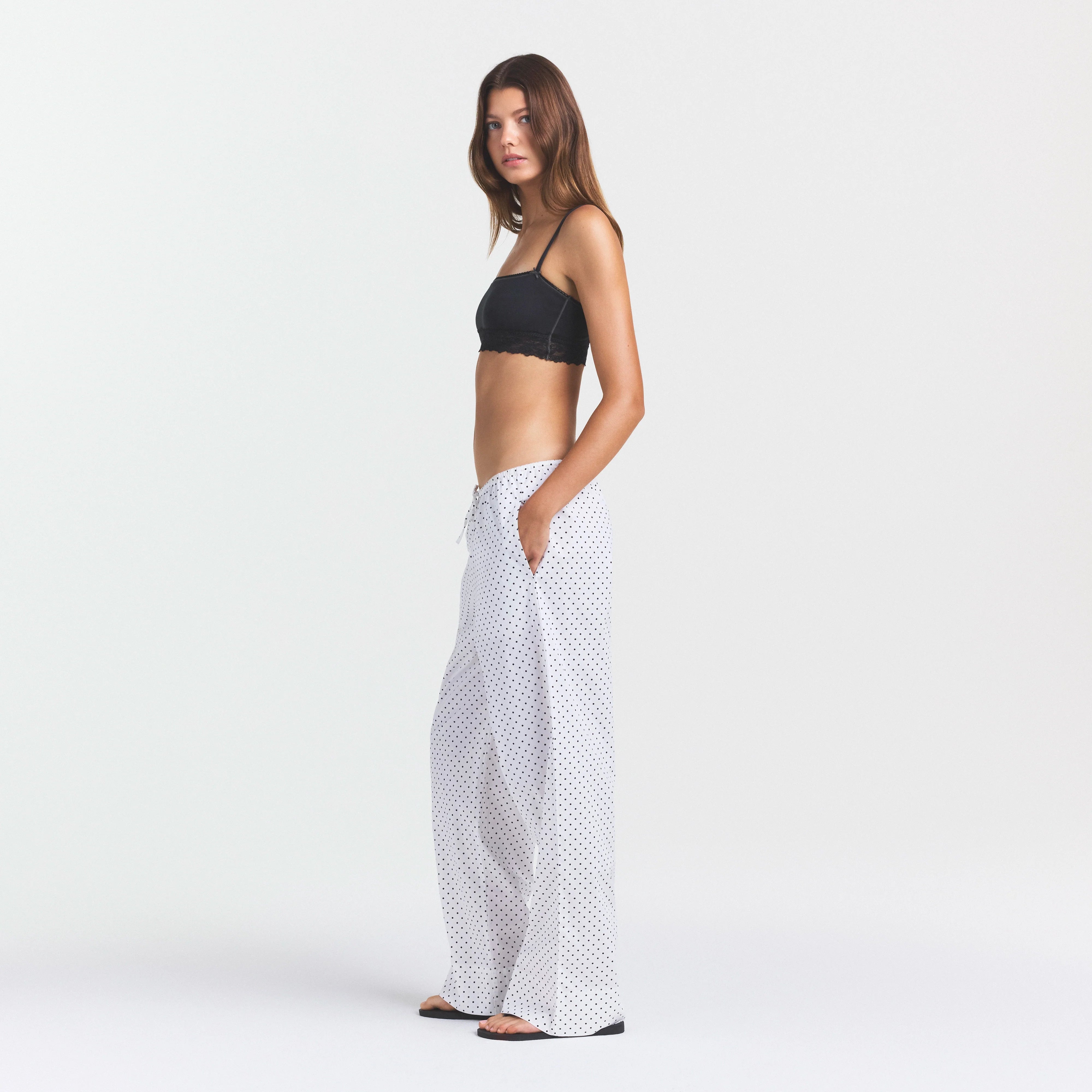 COTTON POPLIN SLEEP STRAIGHT LEG PANT | ONYX DOT PRINT ON A MODEL SIDE VIEW @ | FOCUS: 0.0, 1.0, 0.9
