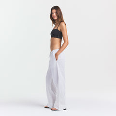 COTTON POPLIN SLEEP STRAIGHT LEG PANT | ONYX DOT PRINT ON A MODEL SIDE VIEW @ | FOCUS: 0.0, 1.0, 0.9