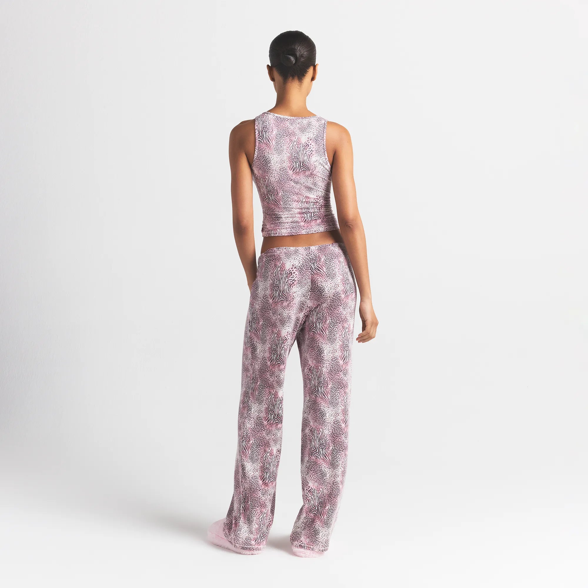 SKIMS SLEEP STRAIGHT LEG PANT | BLOOM MINI MULTI ANIMAL ON A MODEL BACK VIEW @ | FOCUS: 0.0, 1.0, 0.9