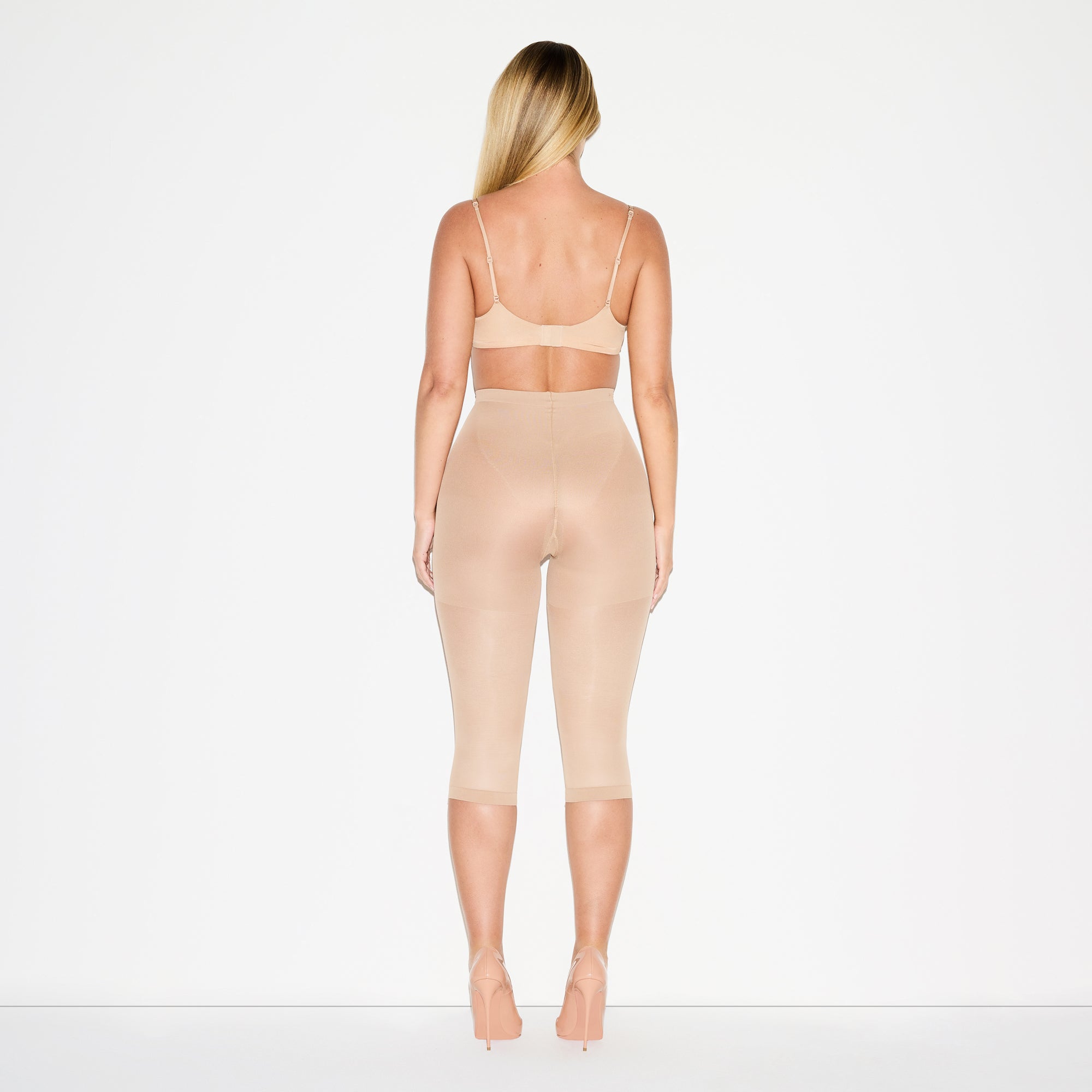 HOSIERY SHAPING CAPRI TIGHTS | CLAY ON A MODEL FRONT VIEW @