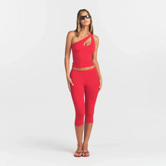 SMOOTH LAYERS HIGH-WAISTED CAPRI | CARMINE ON A MODEL FRONT VIEW @ | FOCUS: 0.0, 1.0, 0.9
