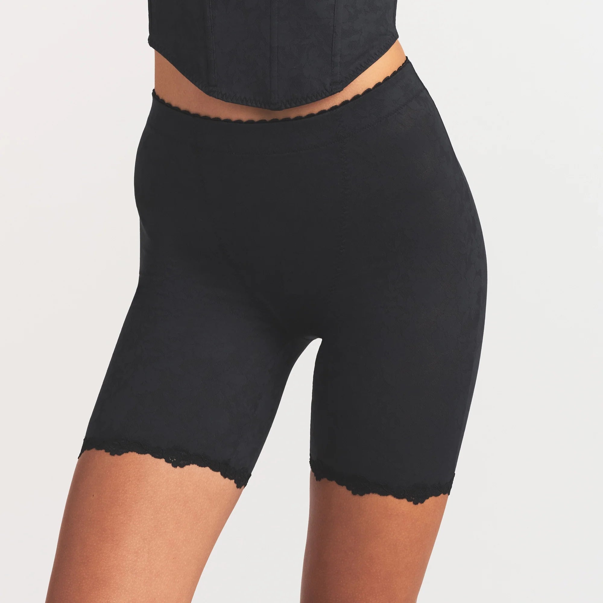 LACE SHAPEWEAR SHORT | ONYX ON A MODEL SIDE VIEW @