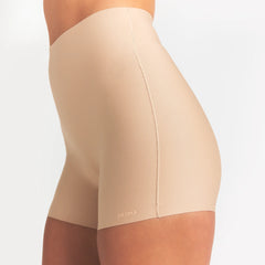 SKIMS BODY CORE SCULPT SHORTIE | CLAY ON A MODEL SIDE VIEW @