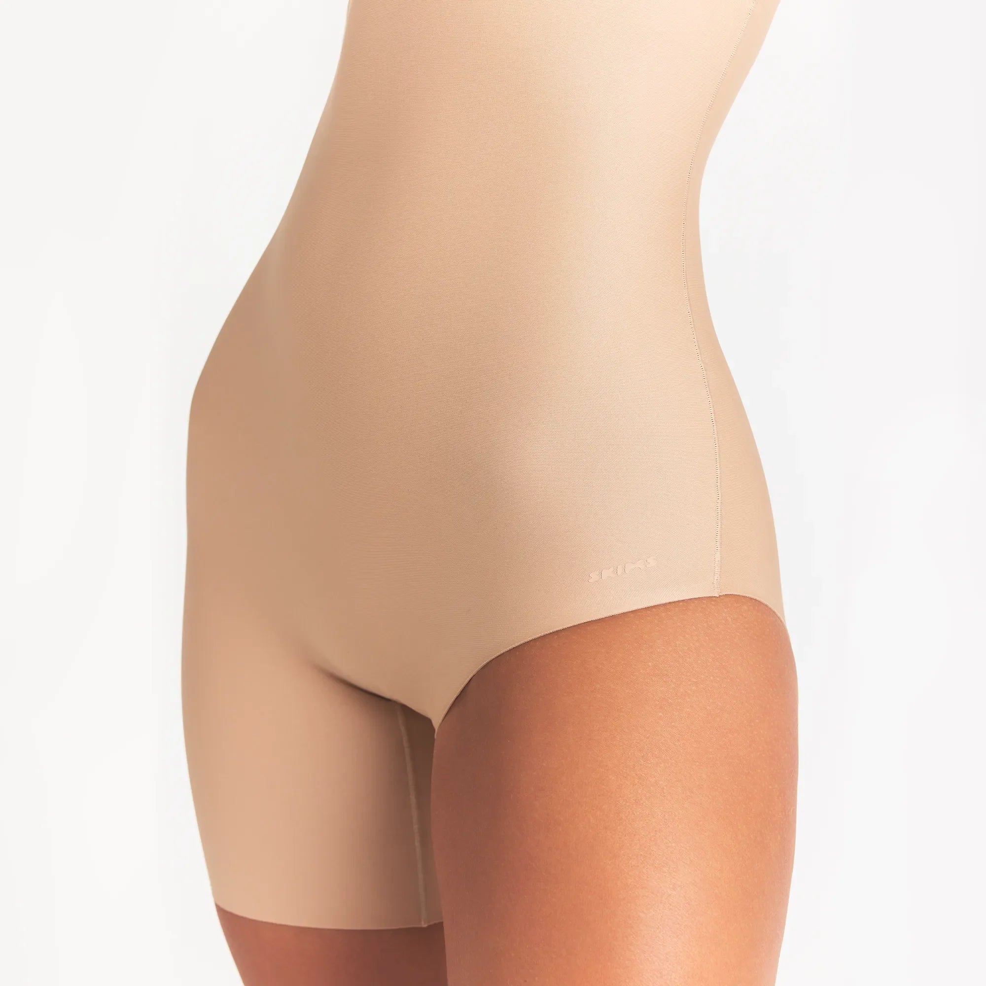 SKIMS BODY LEFT LEG SOLUTION SHORT | CLAY ON A MODEL SIDE VIEW @