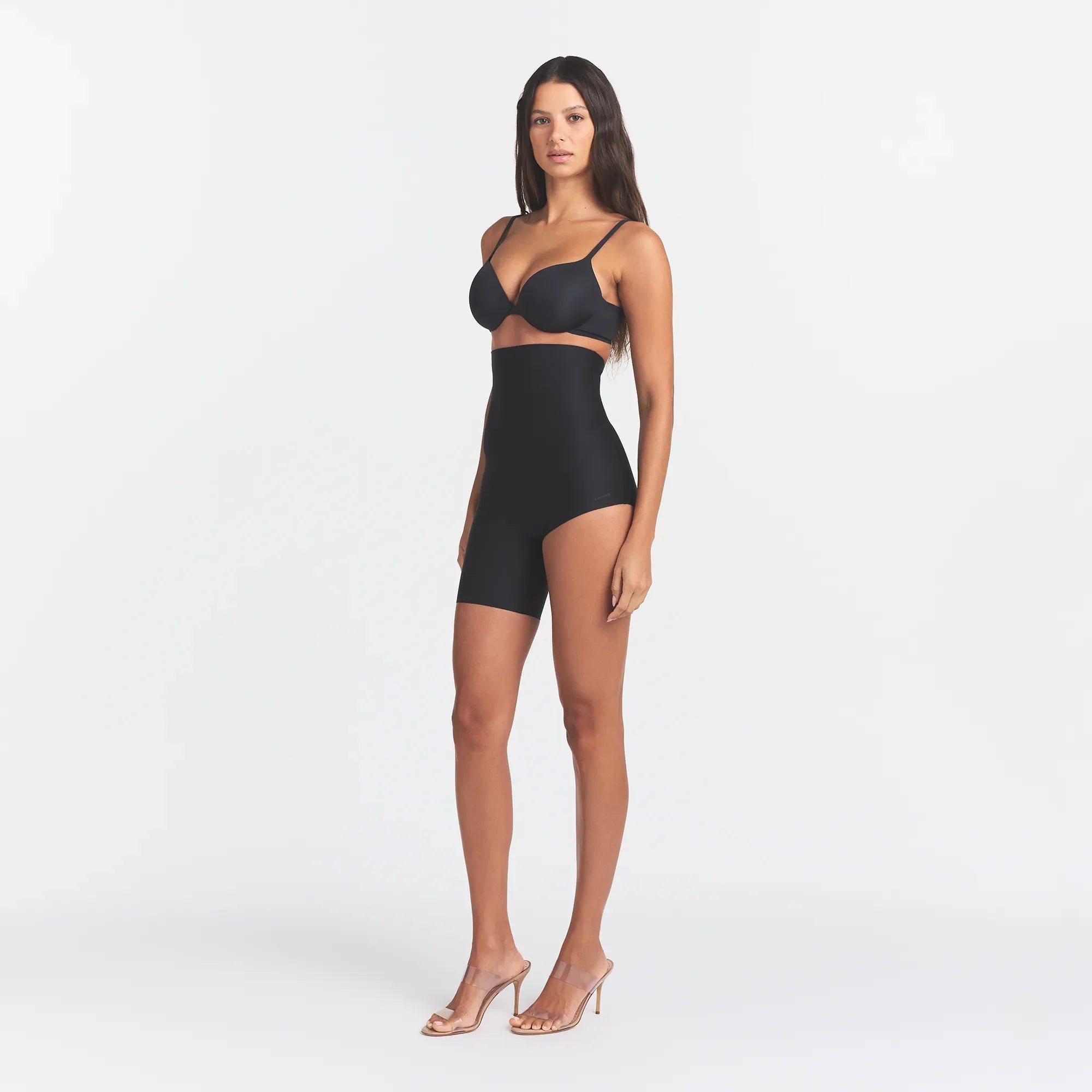 SKIMS BODY LEFT LEG SOLUTION SHORT | ONYX ON A MODEL SIDE VIEW @