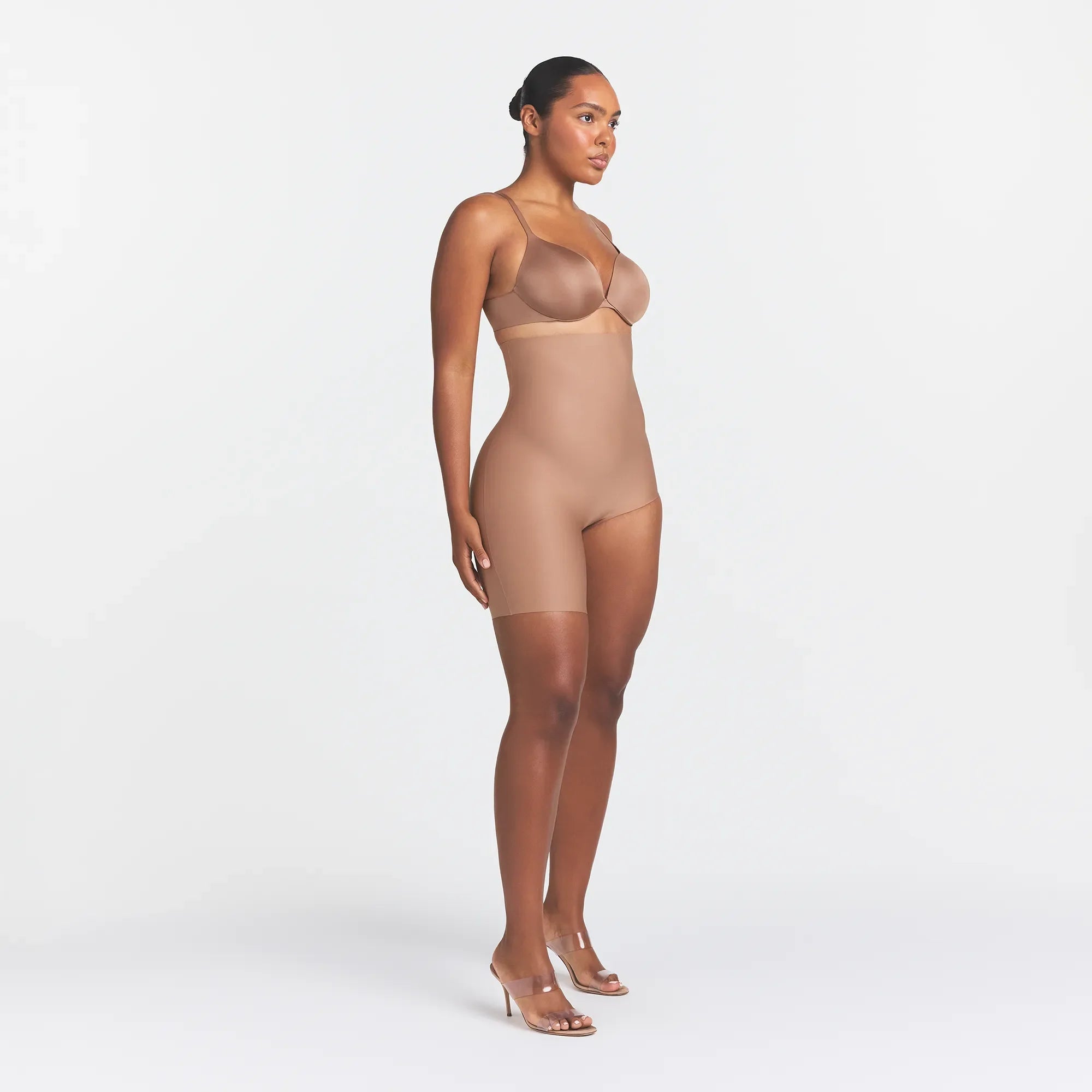 SKIMS BODY LEFT LEG SOLUTION SHORT | SIENNA ON A MODEL SIDE VIEW @