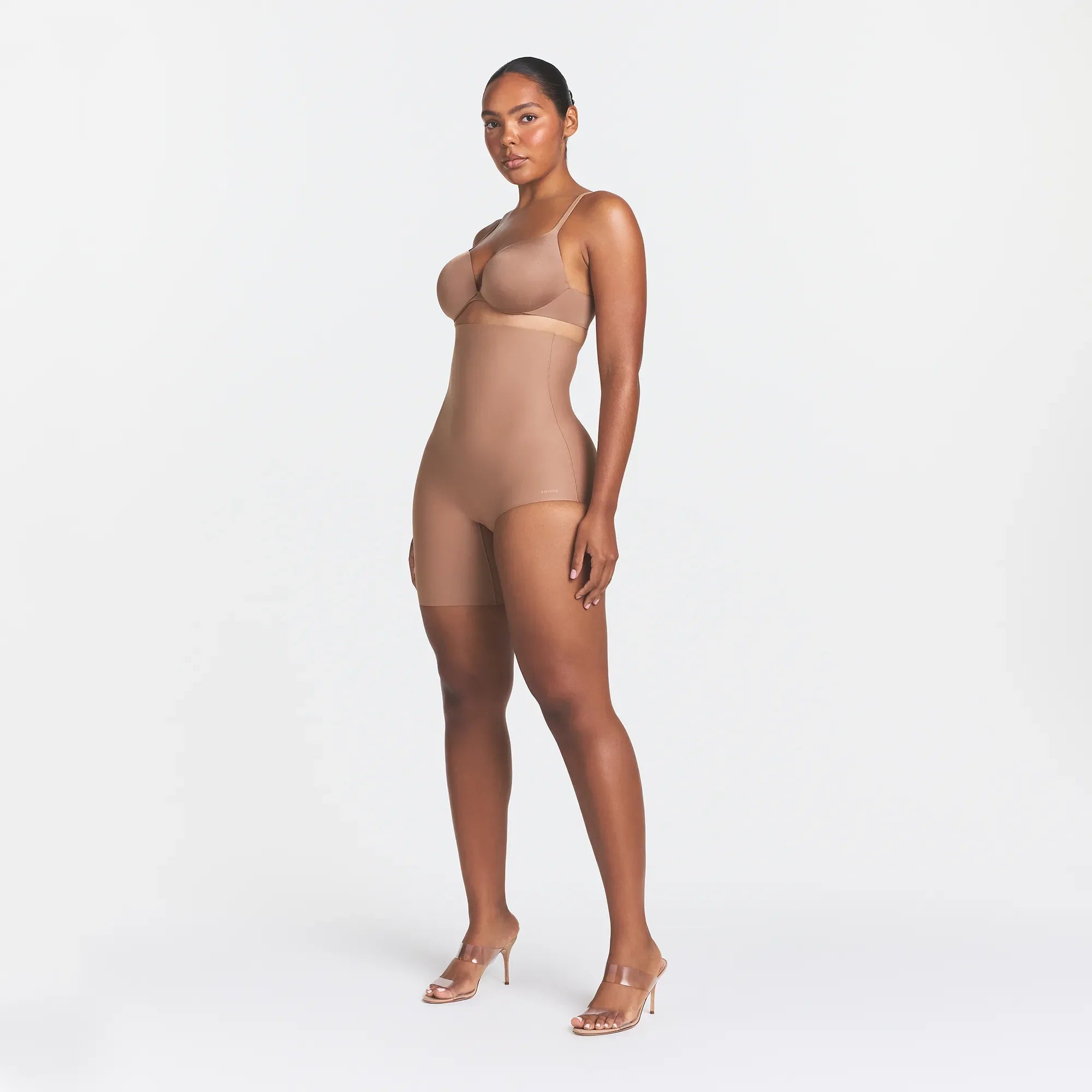 SKIMS BODY LEFT LEG SOLUTION SHORT | SIENNA ON A MODEL SIDE VIEW @