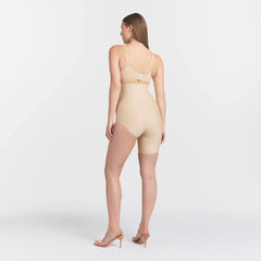 SKIMS BODY LEFT LEG SOLUTION SHORT | SAND ON A MODEL SIDE VIEW @