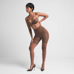 SEAMLESS SCULPT MID THIGH SHORT | JASPER ON A MODEL FRONT VIEW