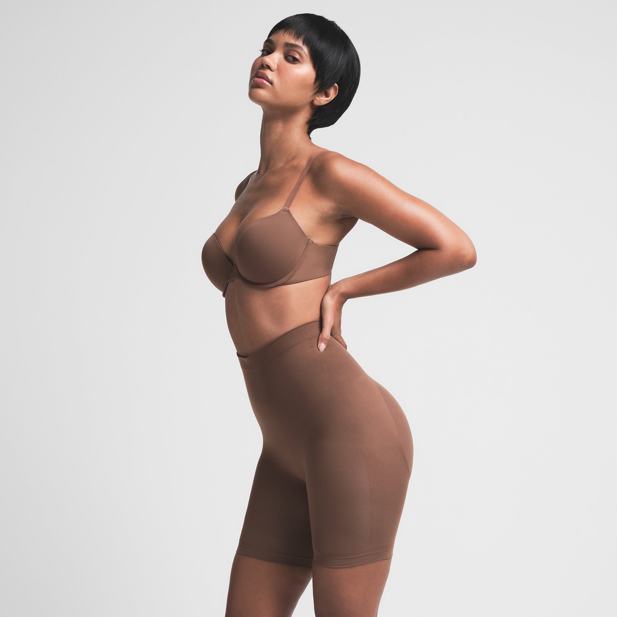 SEAMLESS SCULPT MID THIGH SHORT | JASPER ON A MODEL SIDE VIEW
