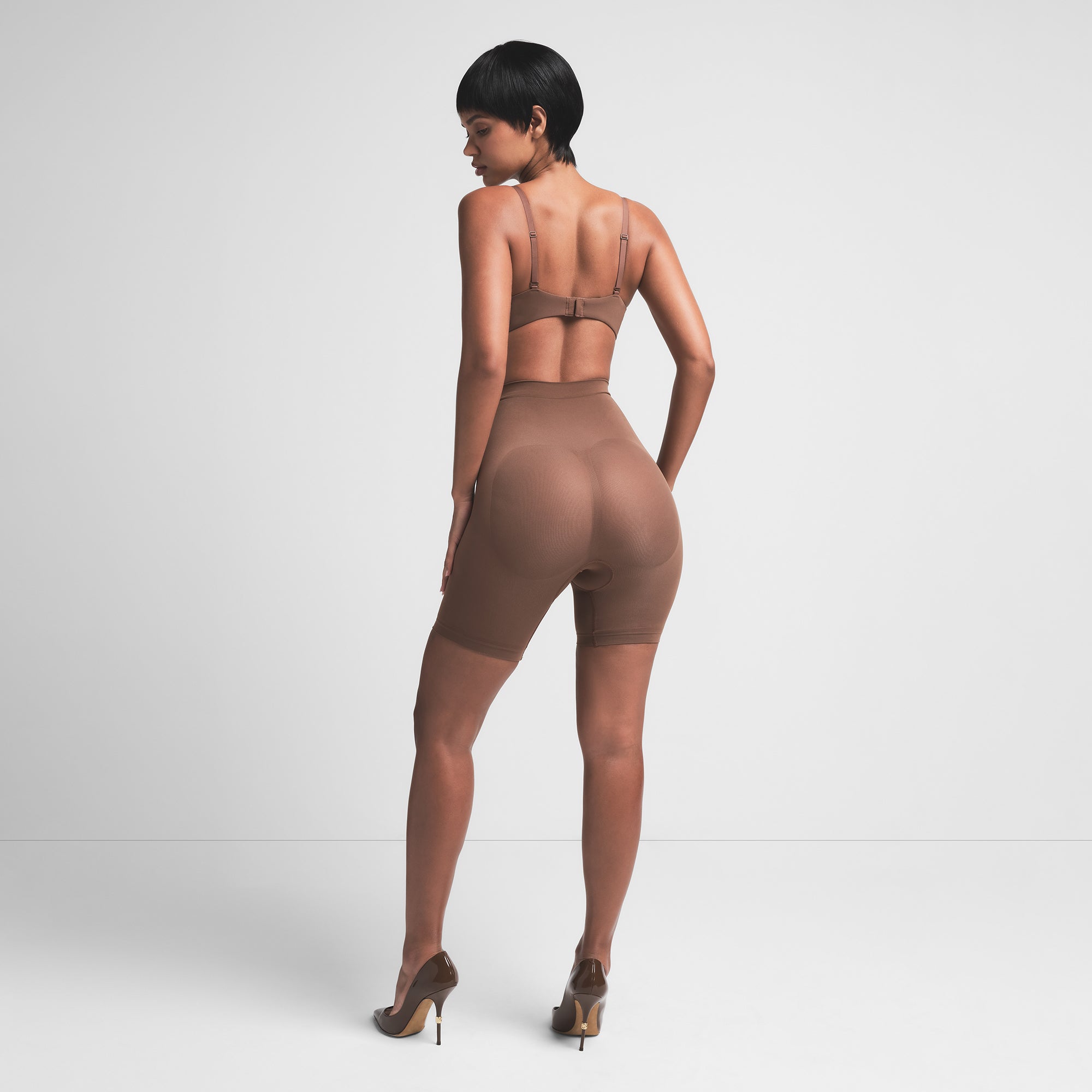 SEAMLESS SCULPT MID THIGH SHORT | JASPER ON A MODEL BACK VIEW
