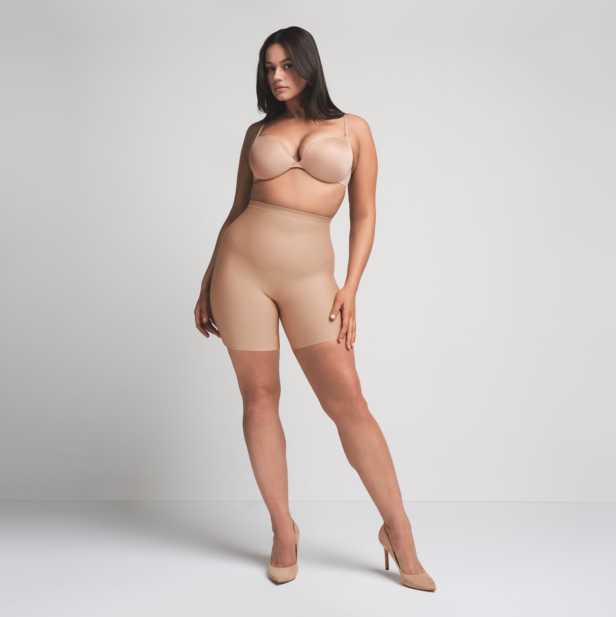 SKIMS BODY CORE SCULPT MID RISE SHORT | CLAY  ON A MODEL FRONT VIEW