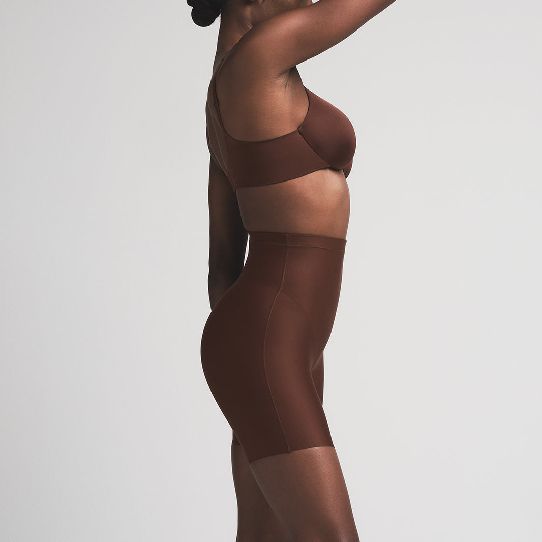 SKIMS BODY CORE SCULPT MID RISE SHORT | COCOA  ON A MODEL SIDE VIEW