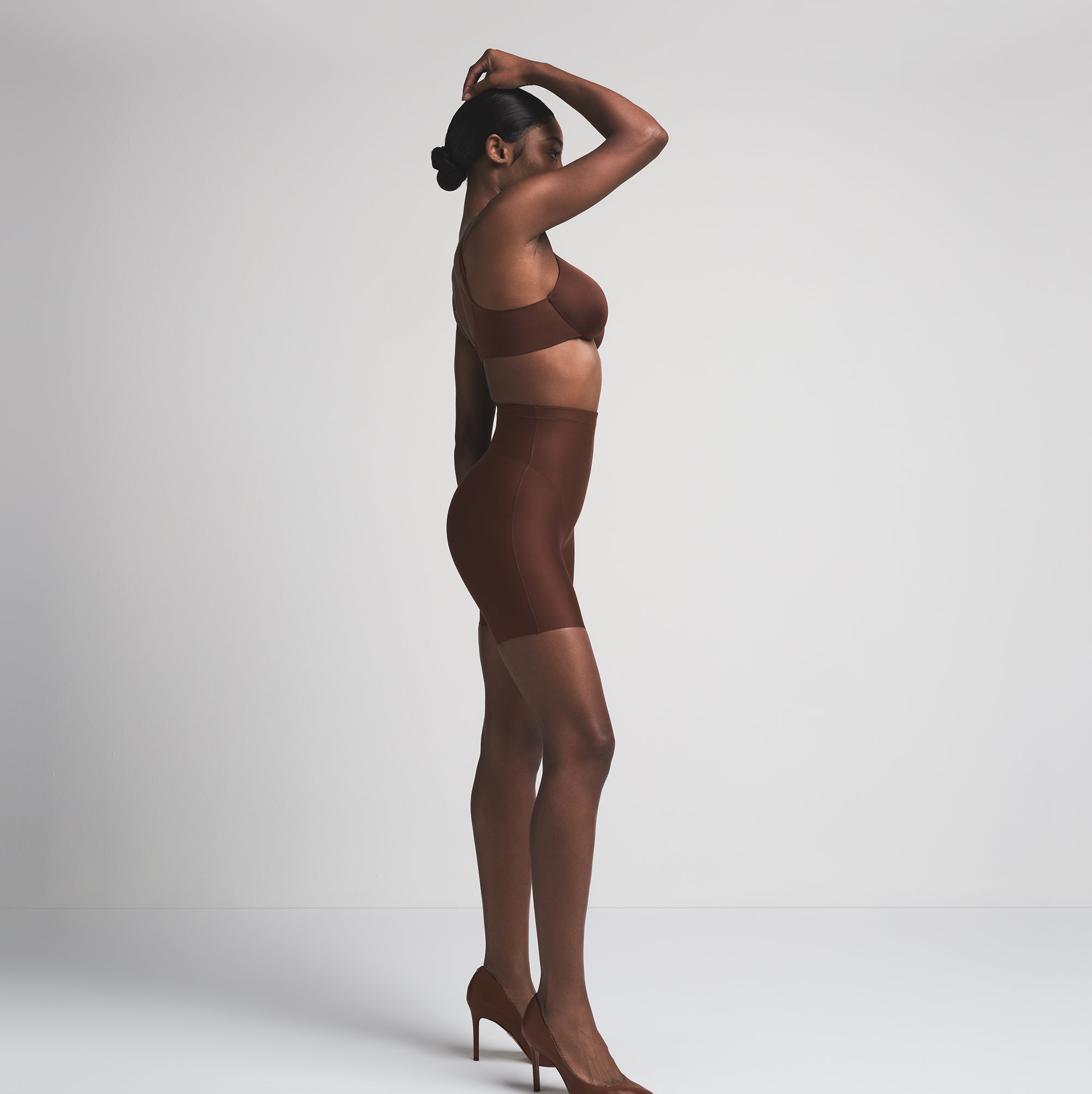 SKIMS BODY CORE SCULPT MID RISE SHORT | COCOA  ON A MODEL SIDE VIEW